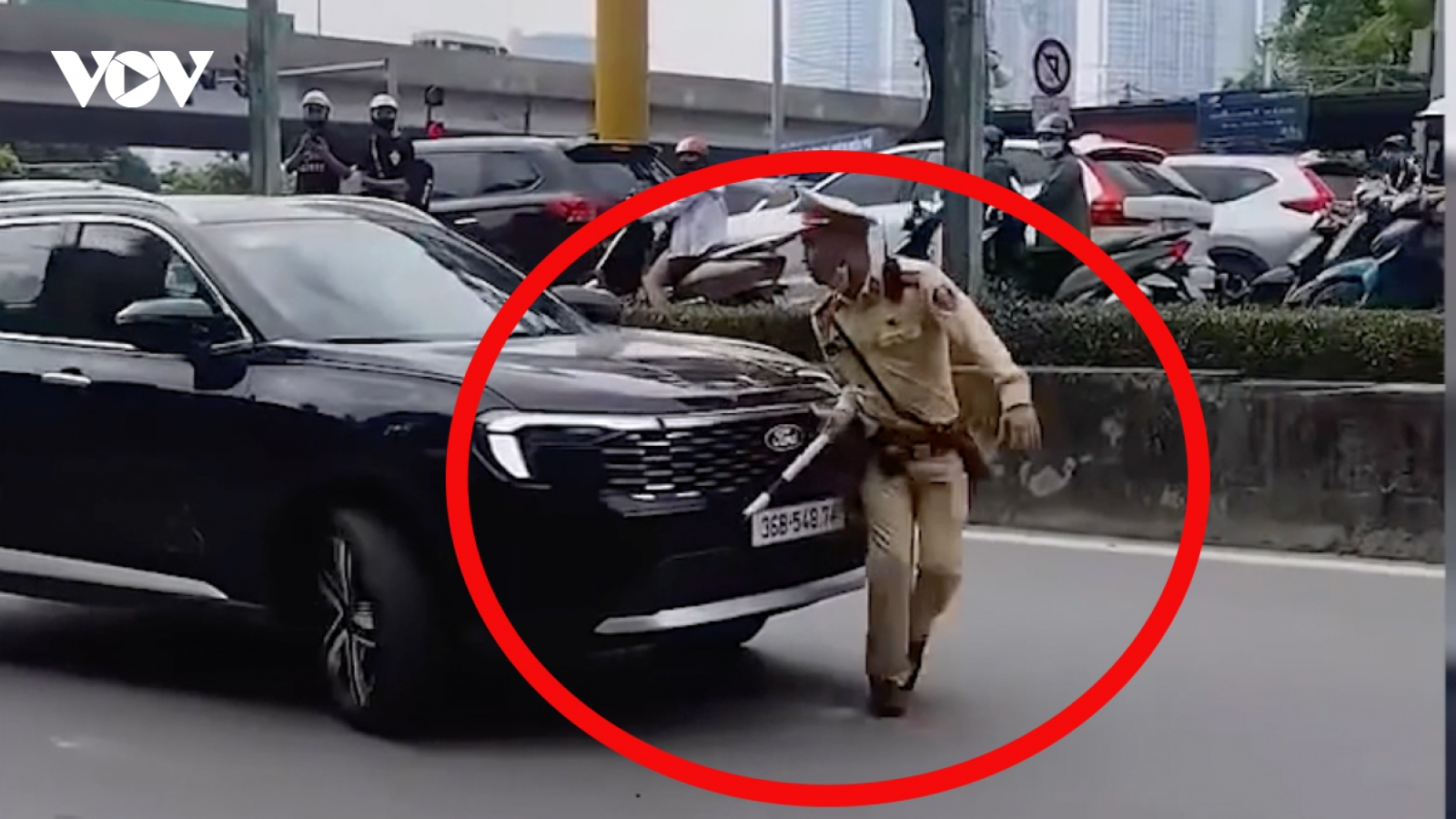 Xôn xao clip ô tô ủi một CSGT rồi tăng ga bỏ chạy trên đường phố Hà Nội