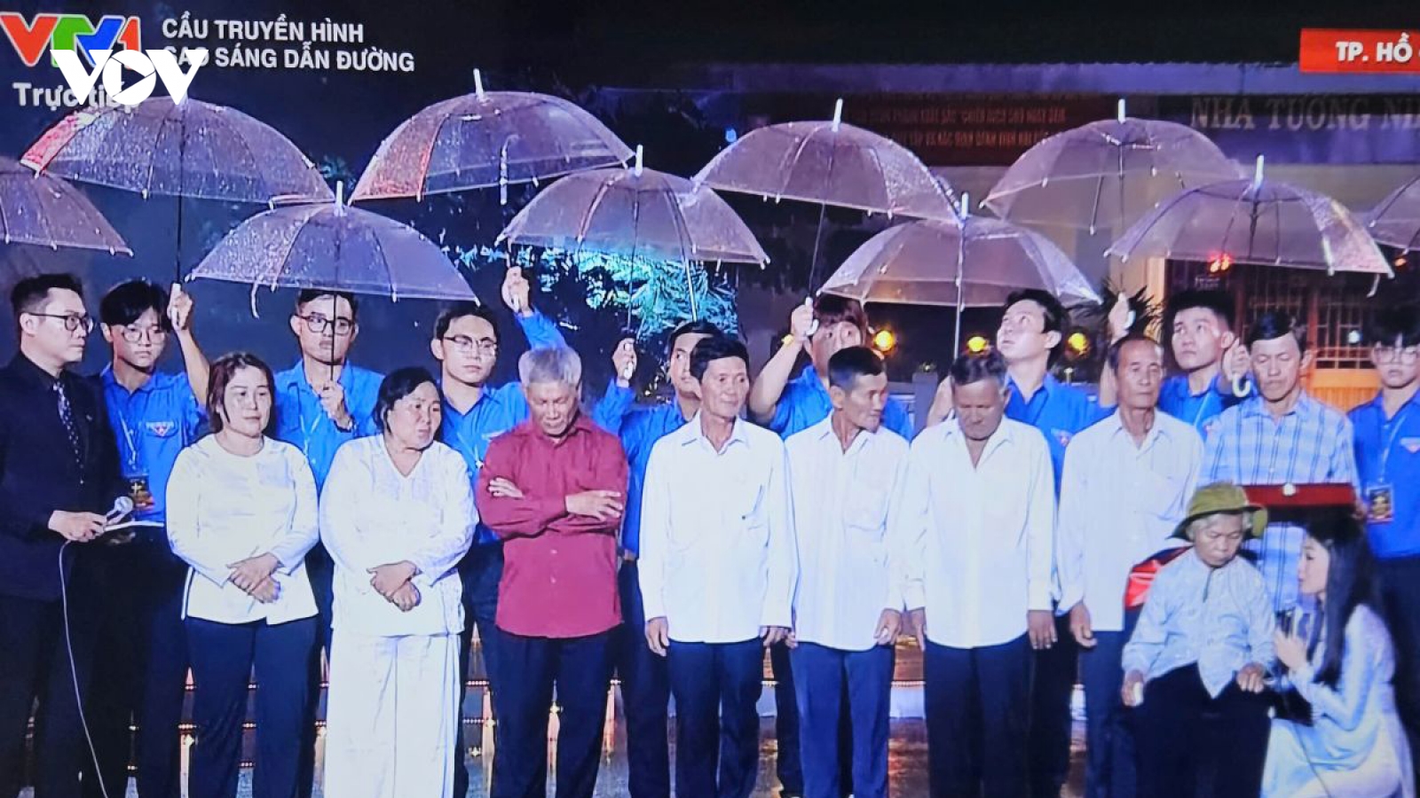 Trao di vật của liệt sĩ Huỳnh Văn Quên cho gia đình