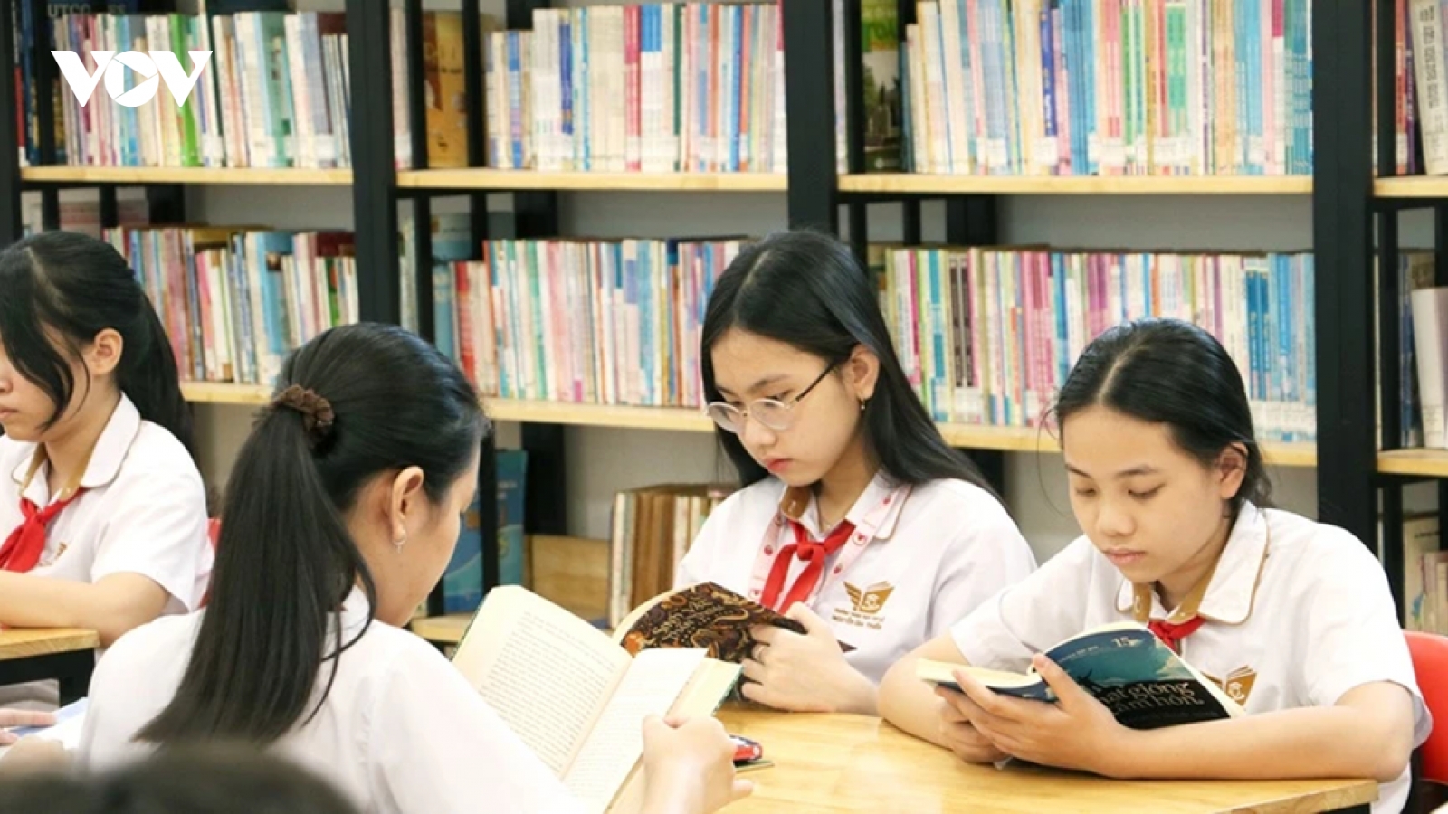 Học sinh toàn quốc được miễn phí sách giáo khoa từ năm học 2029-2030