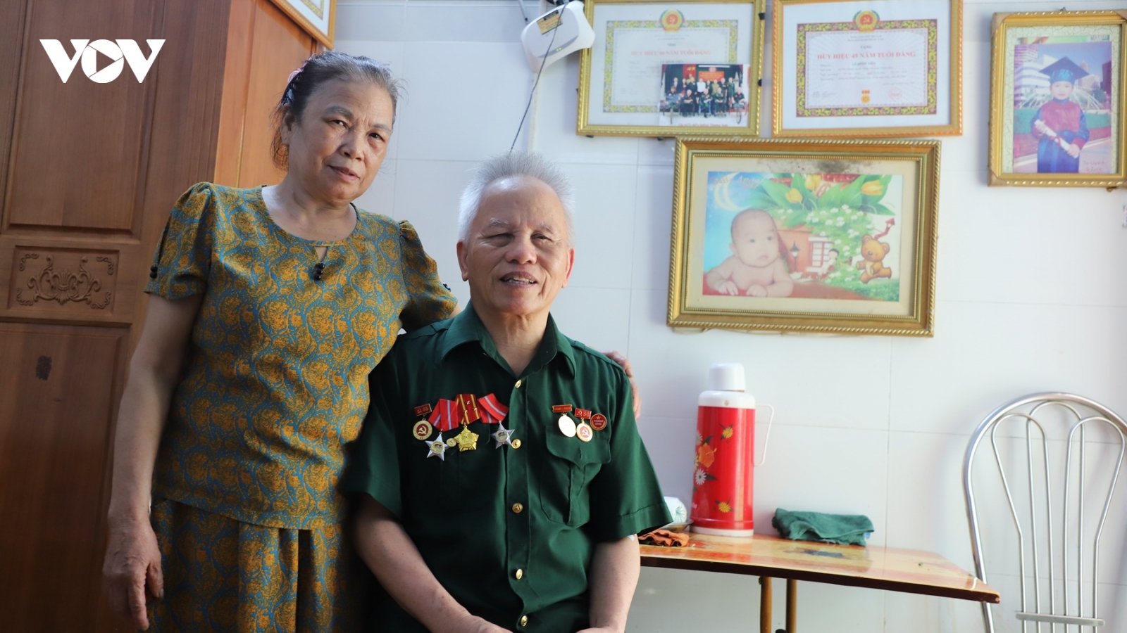 Người vợ tảo tần nguyện làm "đôi mắt" đồng hành với chồng thương binh hơn 45 năm