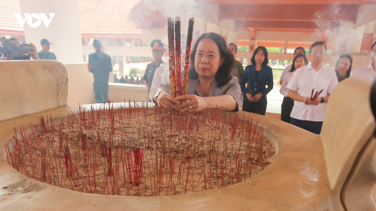 Phó Chủ tịch nước dâng hương, tặng quà gia đình chính sách tại Tây Ninh
