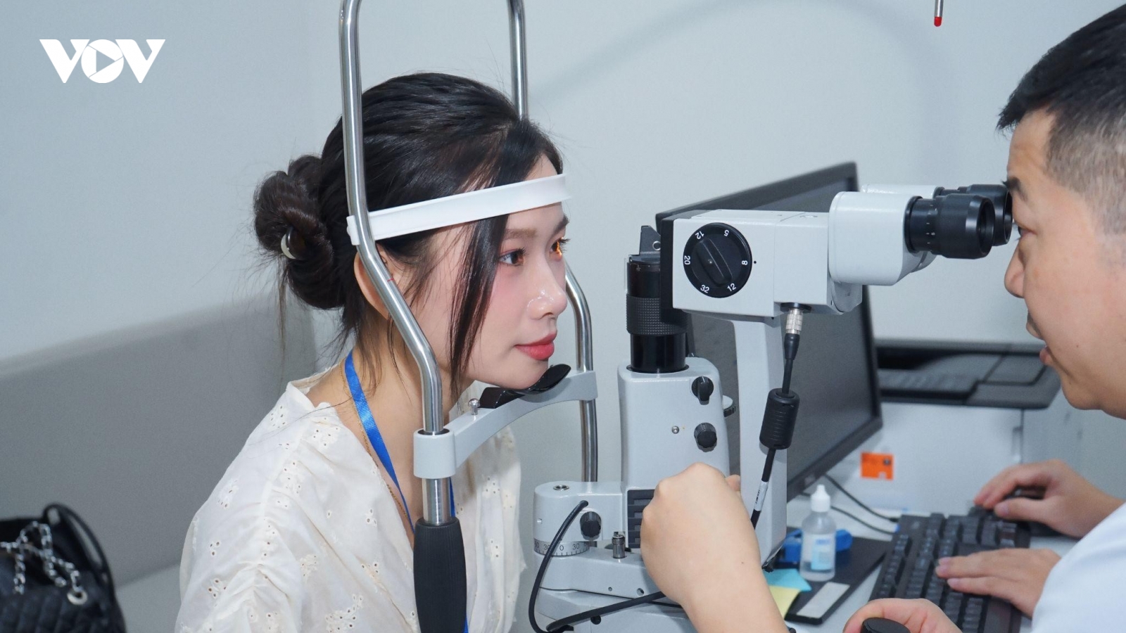 Bỏ kính cận: Quyết định nhỏ tạo nên khác biệt lớn của nhiều người trẻ