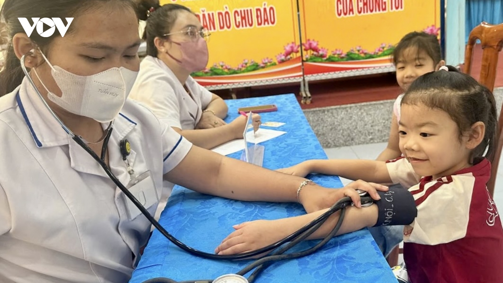 Hàng trăm trẻ em ở vùng sâu Đắk Lắk được khám tầm soát tim miễn phí