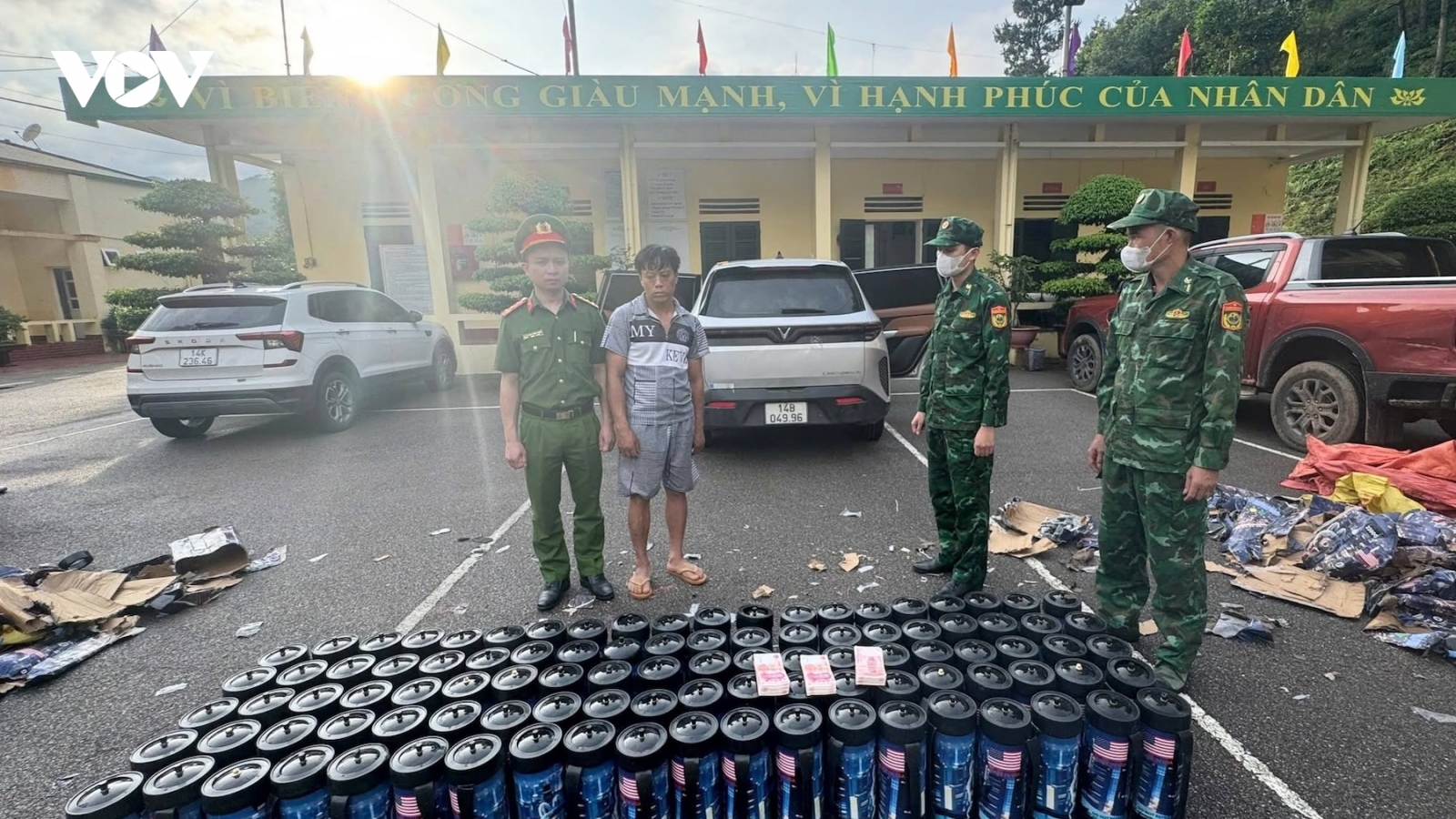 Quảng Ninh: Liên tiếp bắt giữ các đối tượng vận chuyển hàng trăm bình “khí cười”