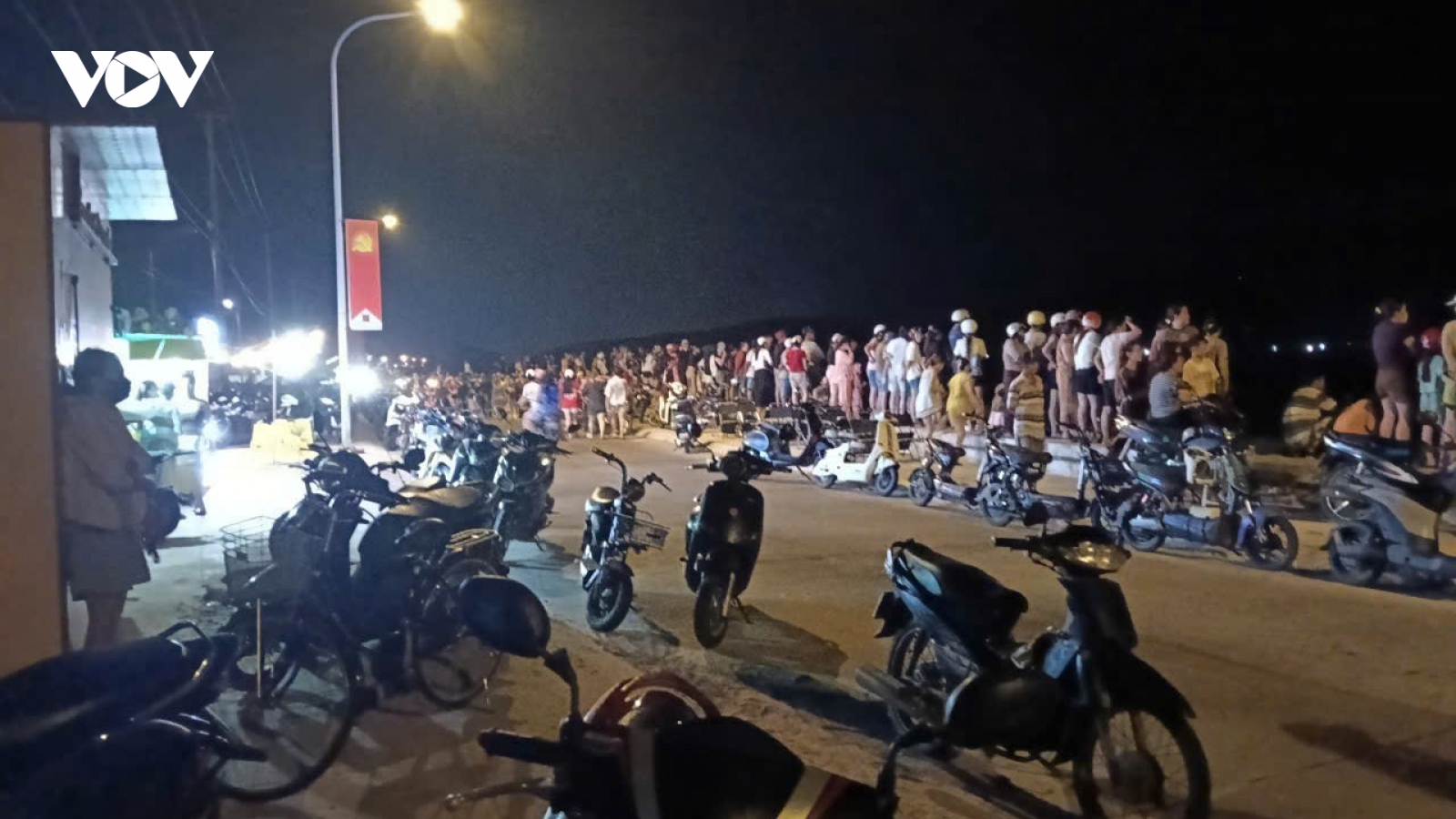 2 người tử vong, 1 cháu bé mất tích do sóng cuốn khi tắm biển ở Quảng Ngãi