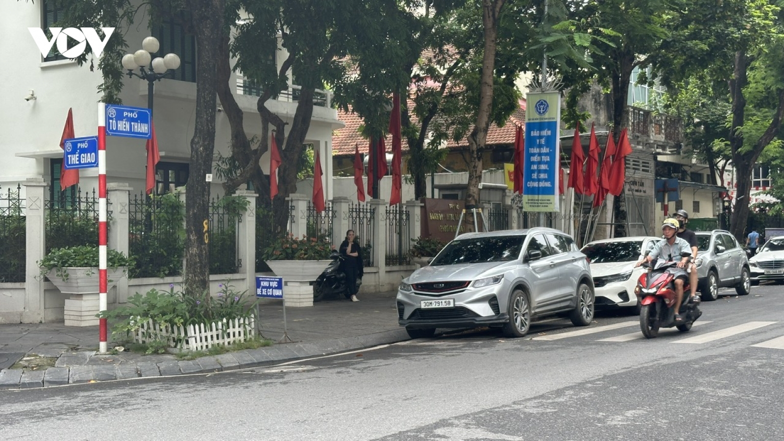 Tái diễn chiếm lòng đường làm bãi đỗ xe tại nhiều tuyến phố Hà Nội