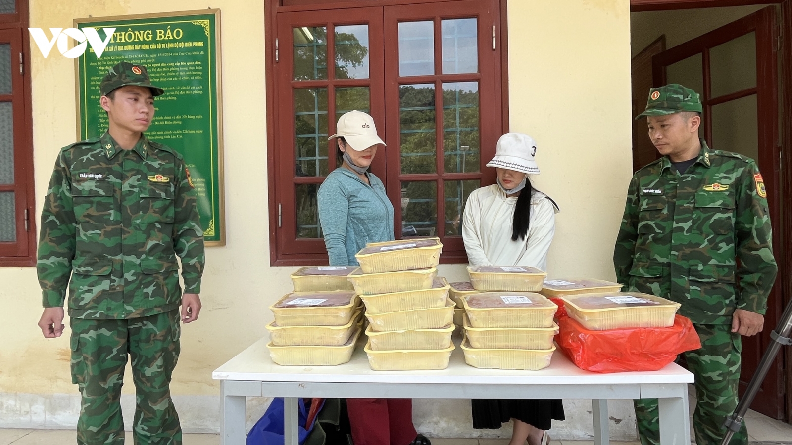Lào Cai bắt giữ 2 vụ vận chuyển lậu tôm hùm đất, bốc mùi hư hỏng