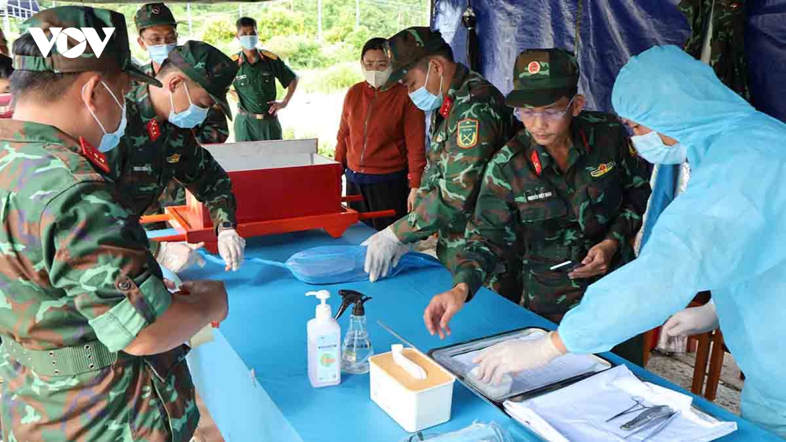 Lấy mẫu hài cốt liệt sĩ tại Nghĩa trang liệt sĩ Tịnh Biên, An Giang