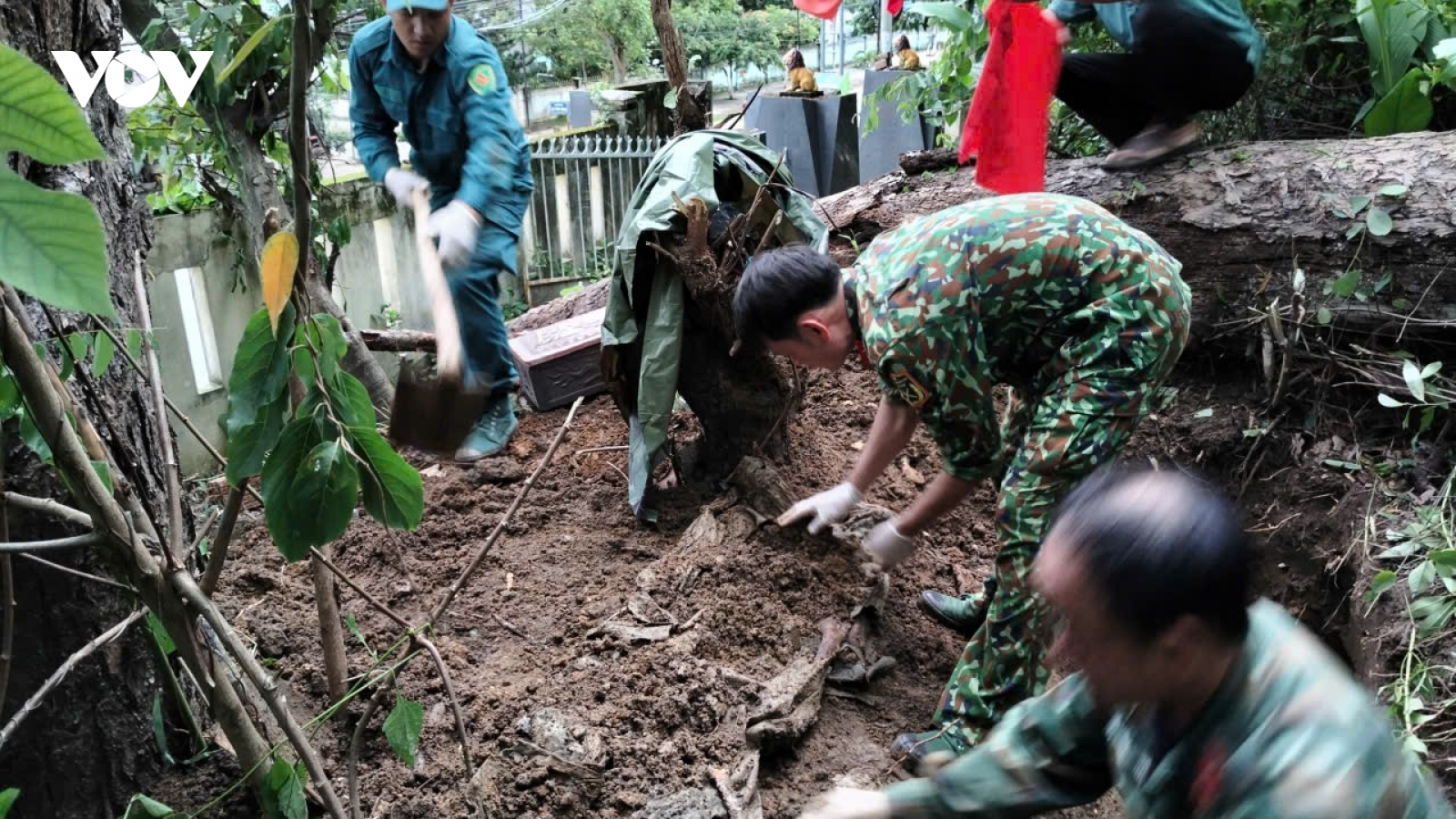 Cảm động đôi giày vải quân nhu tìm thấy trong hài cốt liệt sĩ ở Quảng Ngãi