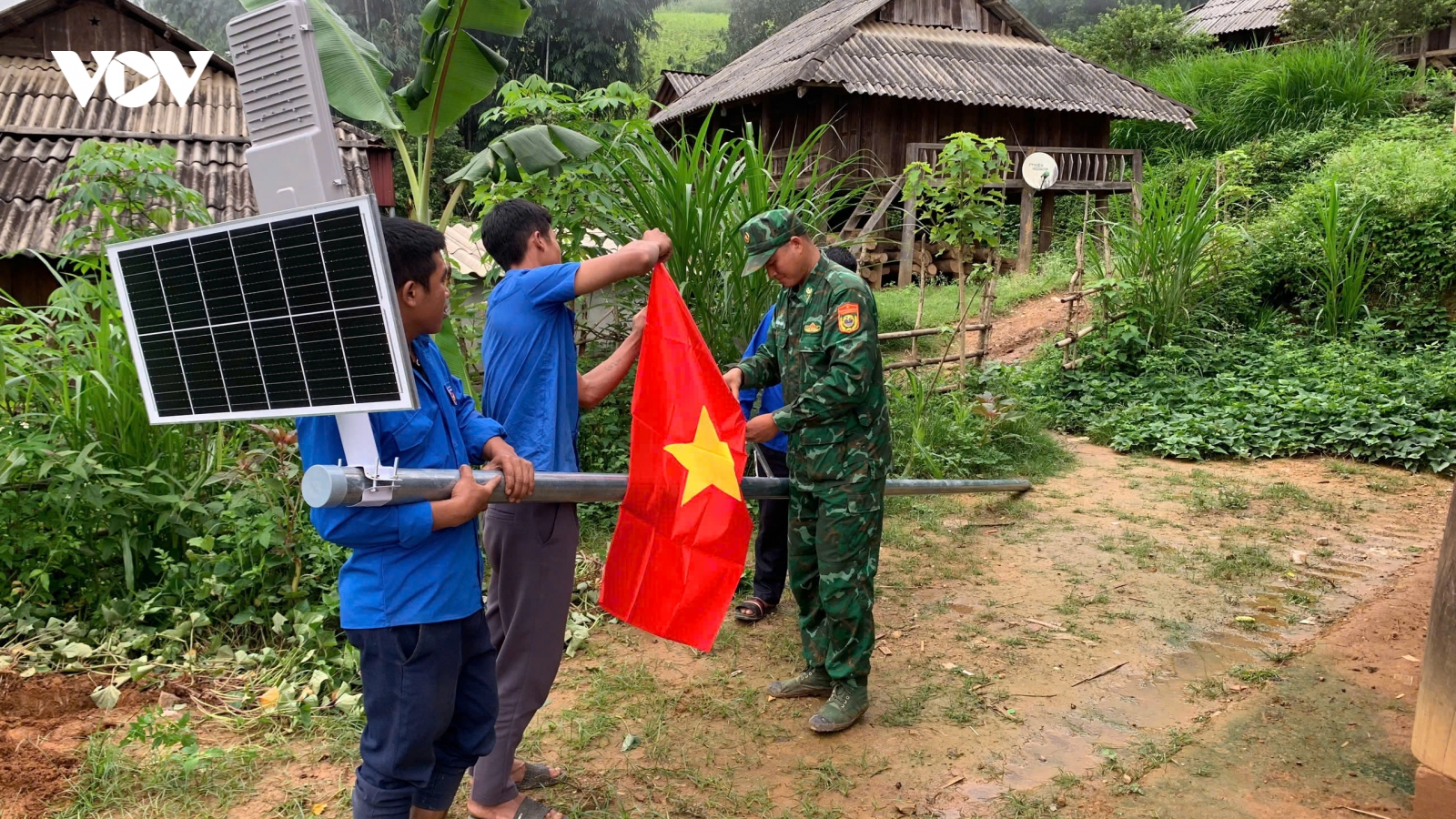Hơn 5.000 bóng đèn thắp sáng tuyến đường biên giới Sơn La