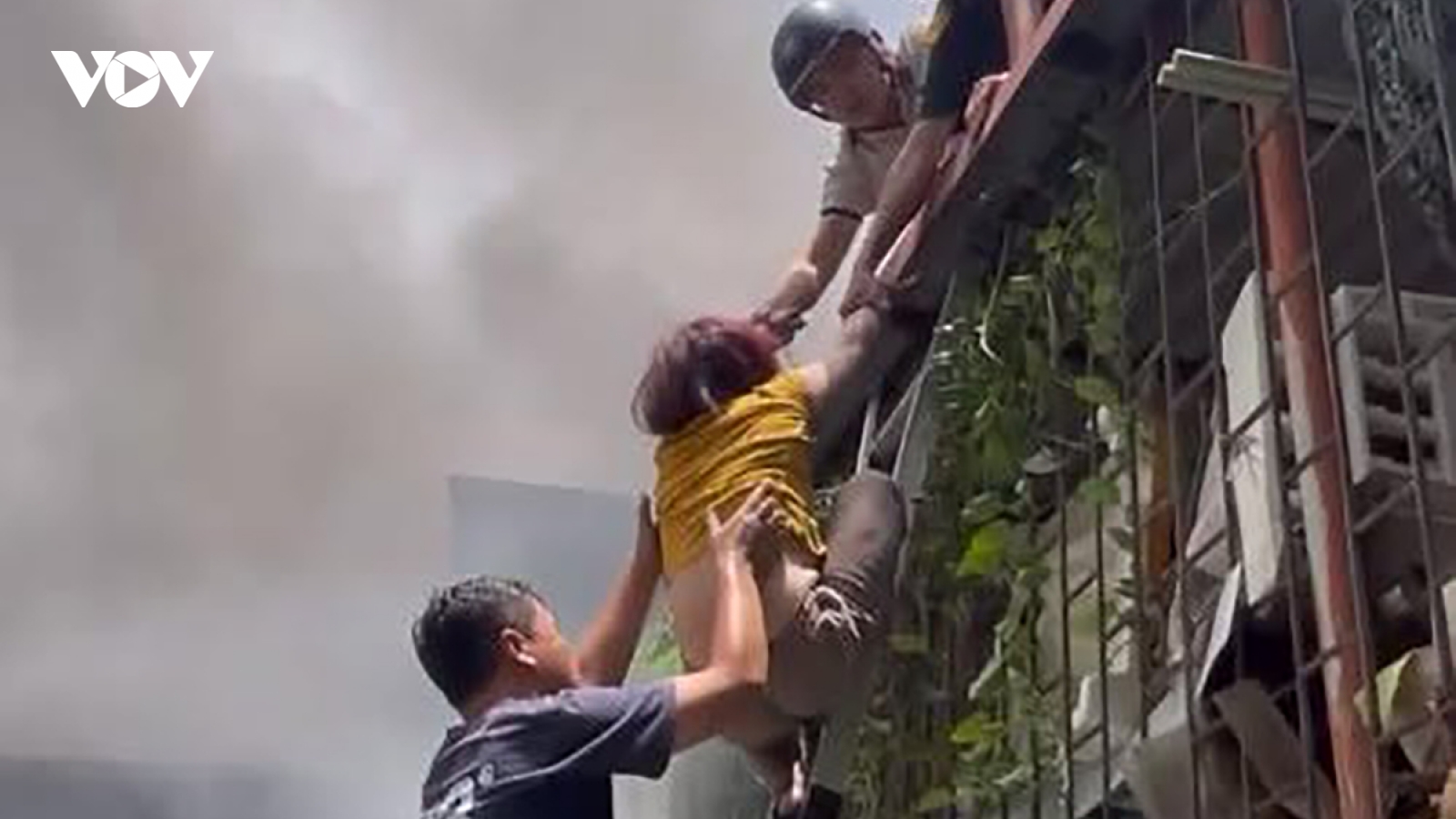 Giải cứu 3 người mắc kẹt trong đám cháy ở Linh Quang, Hà Nội