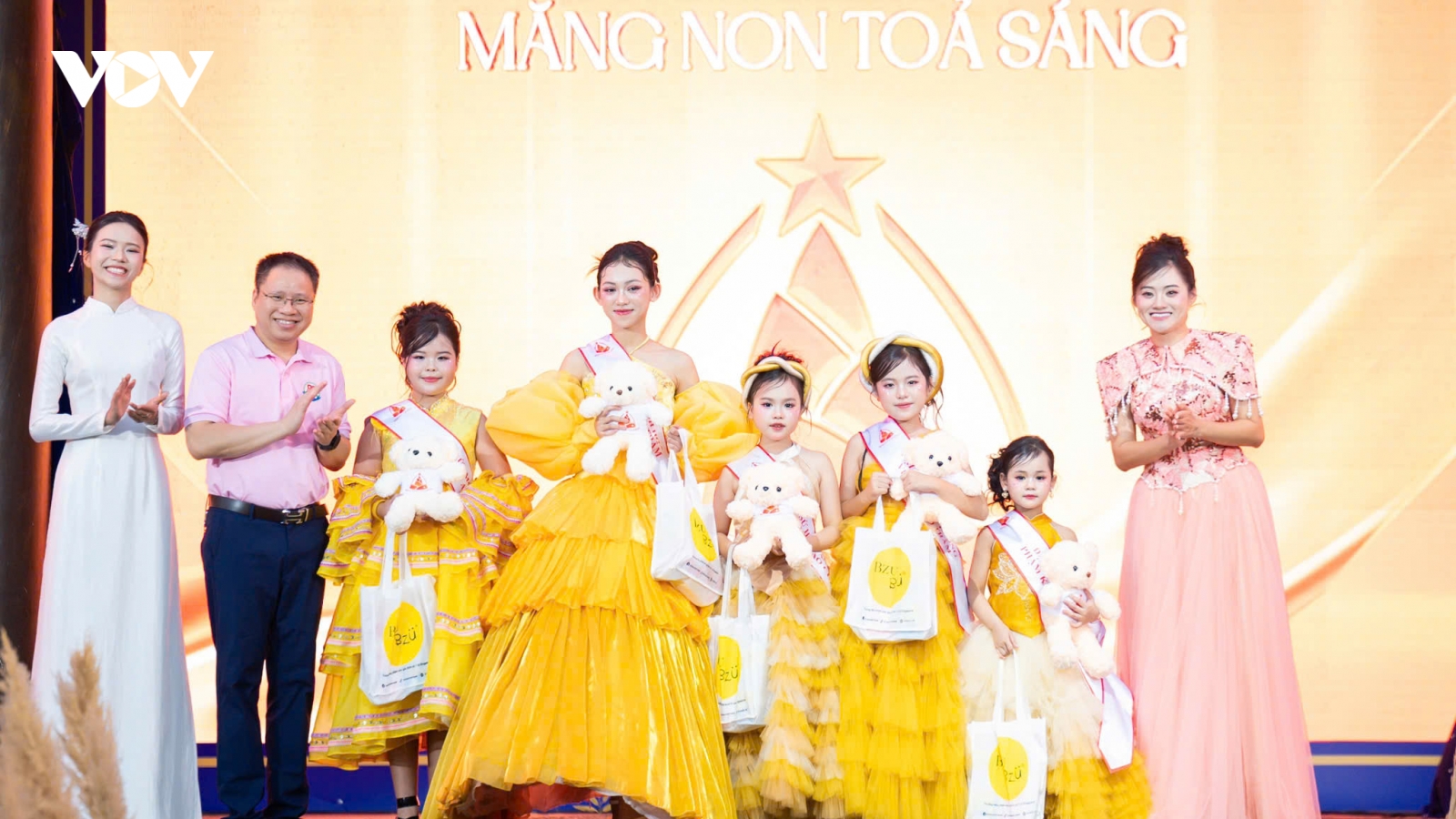 76 tài năng nhí kể chuyện quê hương trên sân khấu di sản Hoa Lư