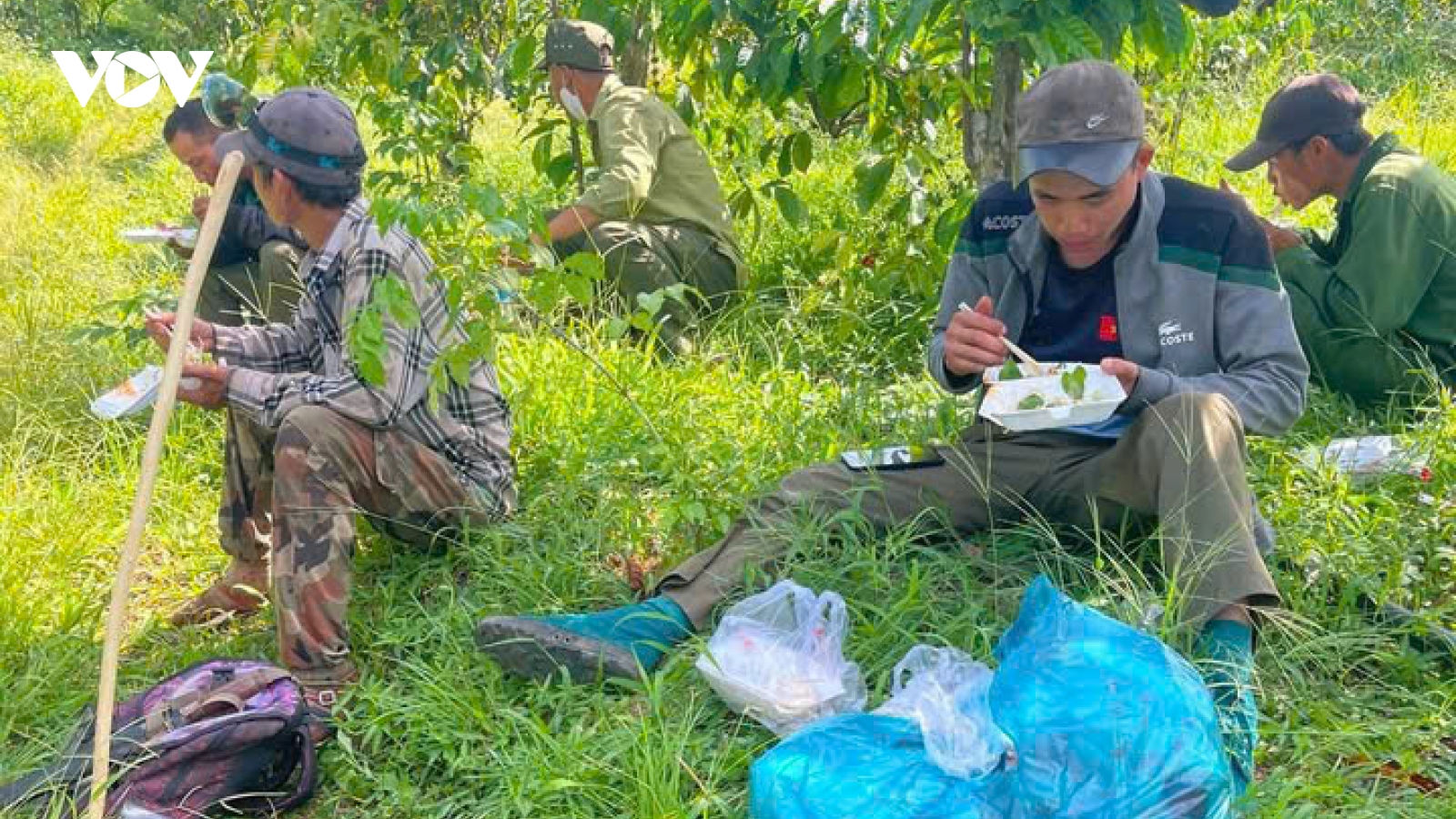 Hàng trăm người cùng chó nghiệp vụ tìm kiếm thiếu niên mất tích 5 ngày ở Đắk Lắk