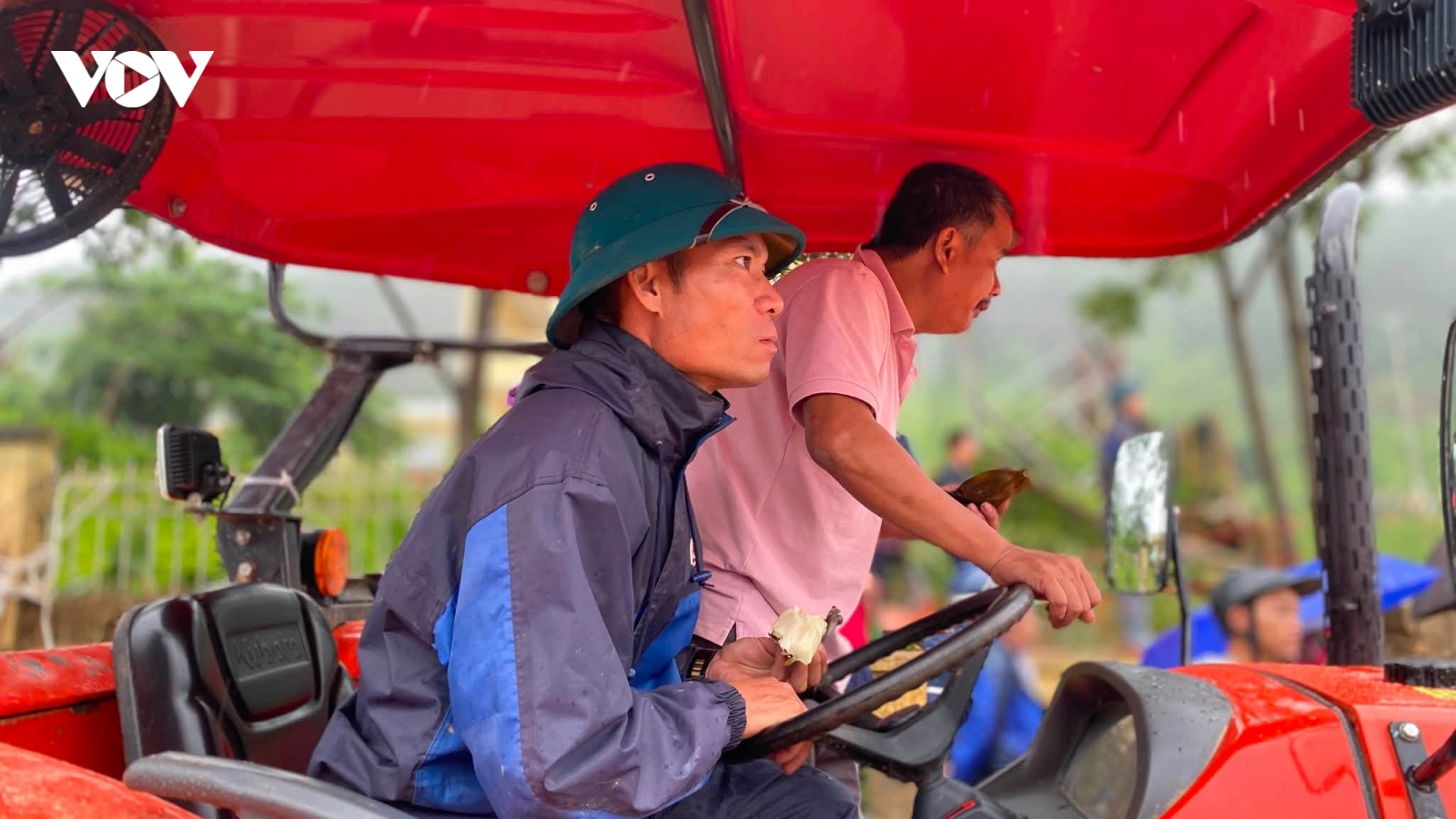 Người nông dân và chiếc máy cày không nghỉ giữa tâm lũ Mường Than
