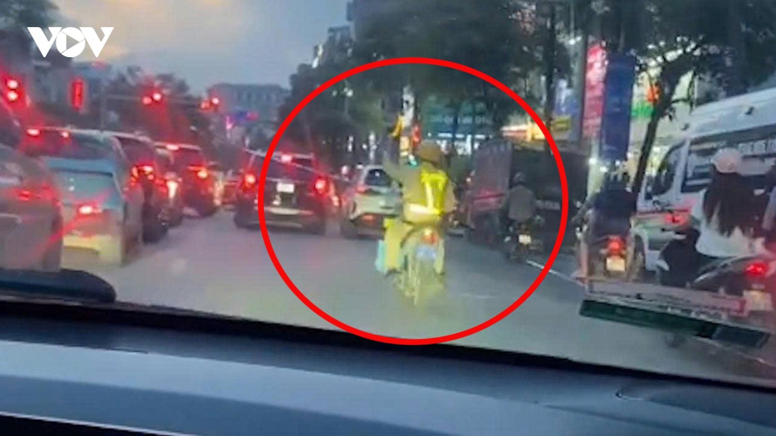 Trung tá CSGT Hà Nội mở đường đưa bé trai đi cấp cứu trong "thời gian vàng"