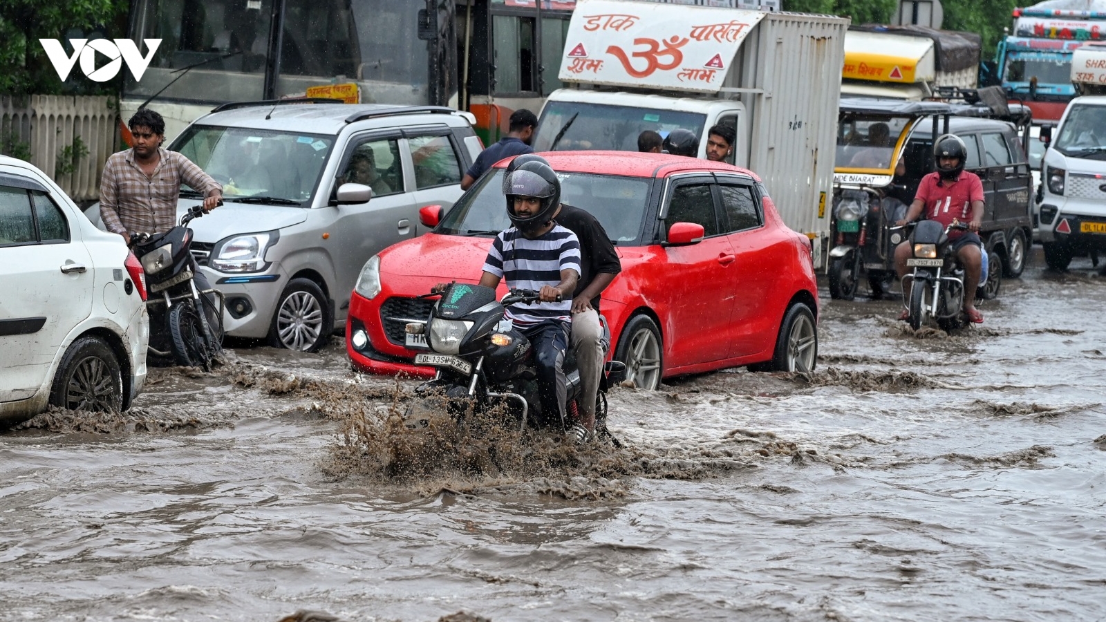 Mưa lớn gây ngập lụt nghiêm trọng tại thủ đô New Delhi (Ấn Độ), 3 người thiệt mạng
