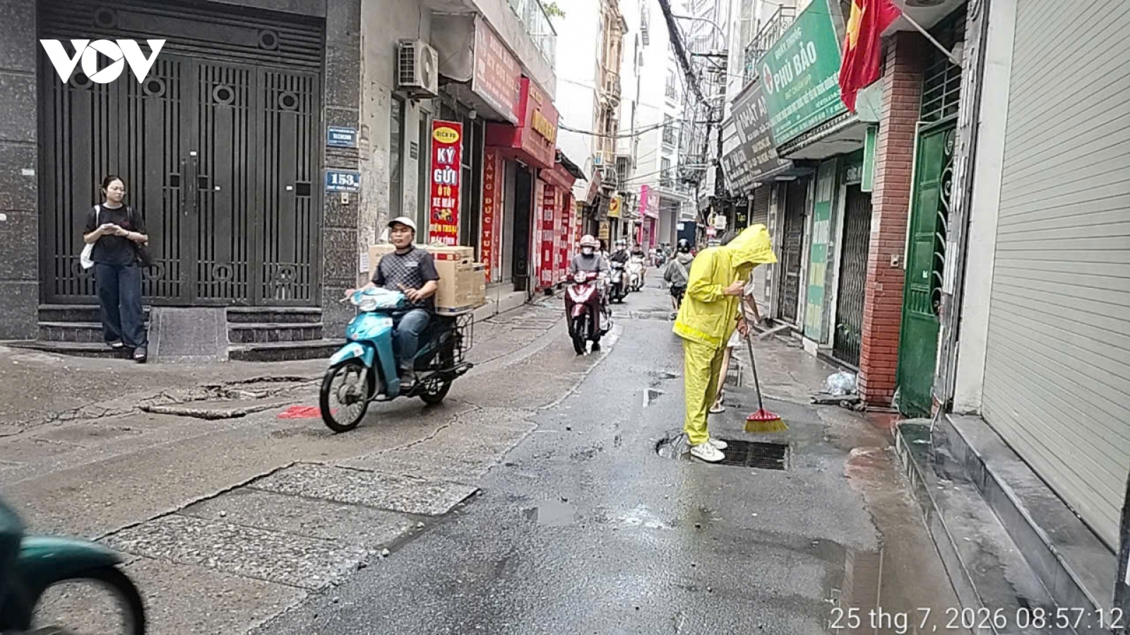 Các điểm ngập cục bộ tại Hà Nội sau mưa lớn đêm 25/7 cơ bản rút hết sau 30 phút
