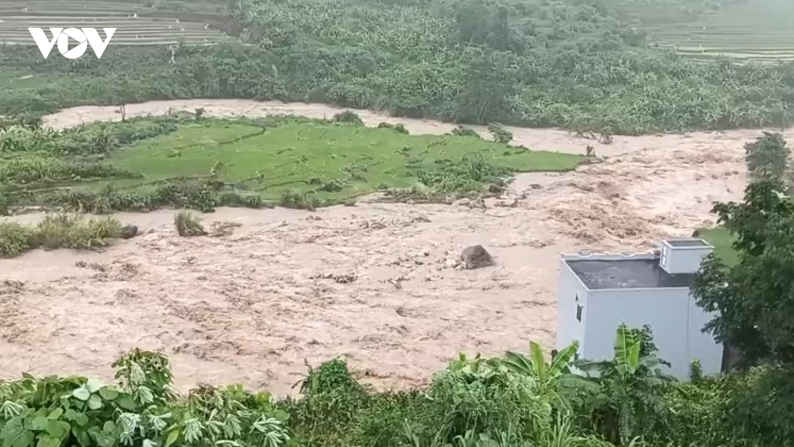 Mưa lũ làm sập, cuốn trôi ngôi nhà 2 tầng tại Lai Châu