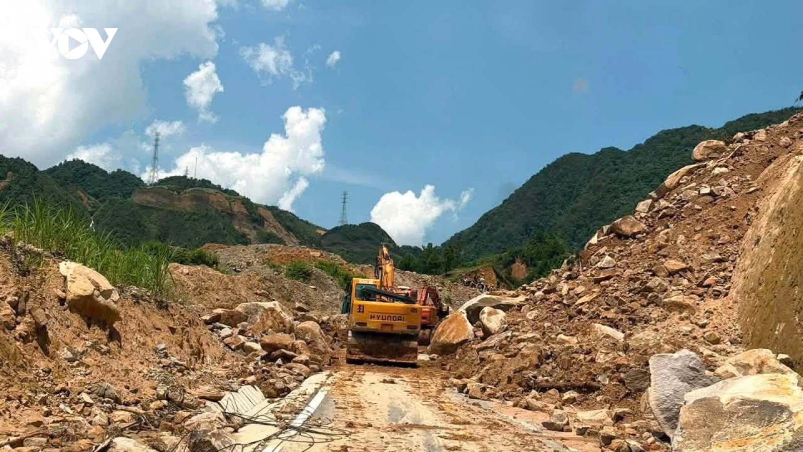Thông tuyến kỹ thuật từ đỉnh đèo Khau Co đến ngã ba đội 9, xã Mường Than