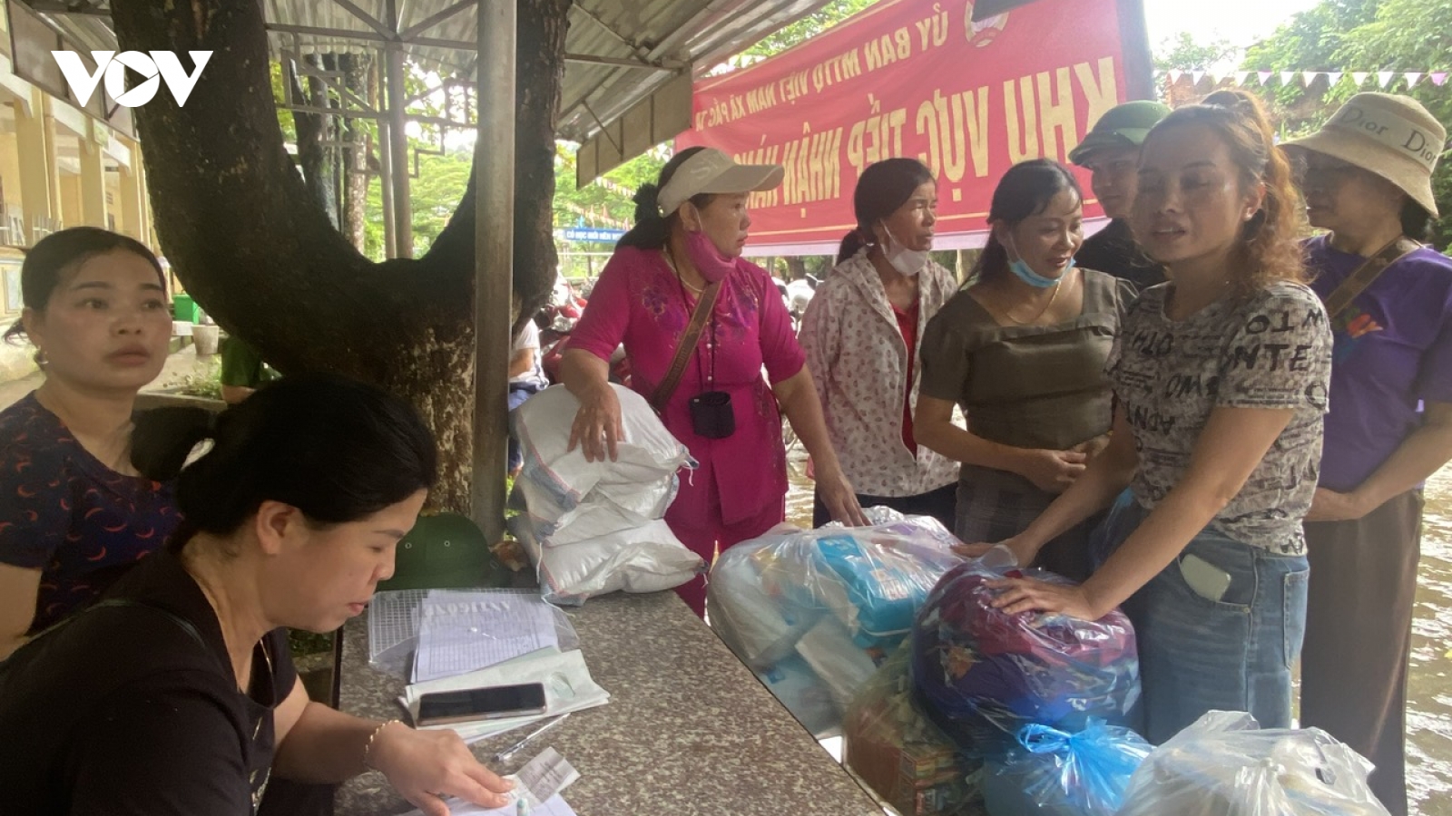 Yến gạo, mớ rau, đồng tiền chắt chiu làm ấm lòng rốn lũ Mường Than