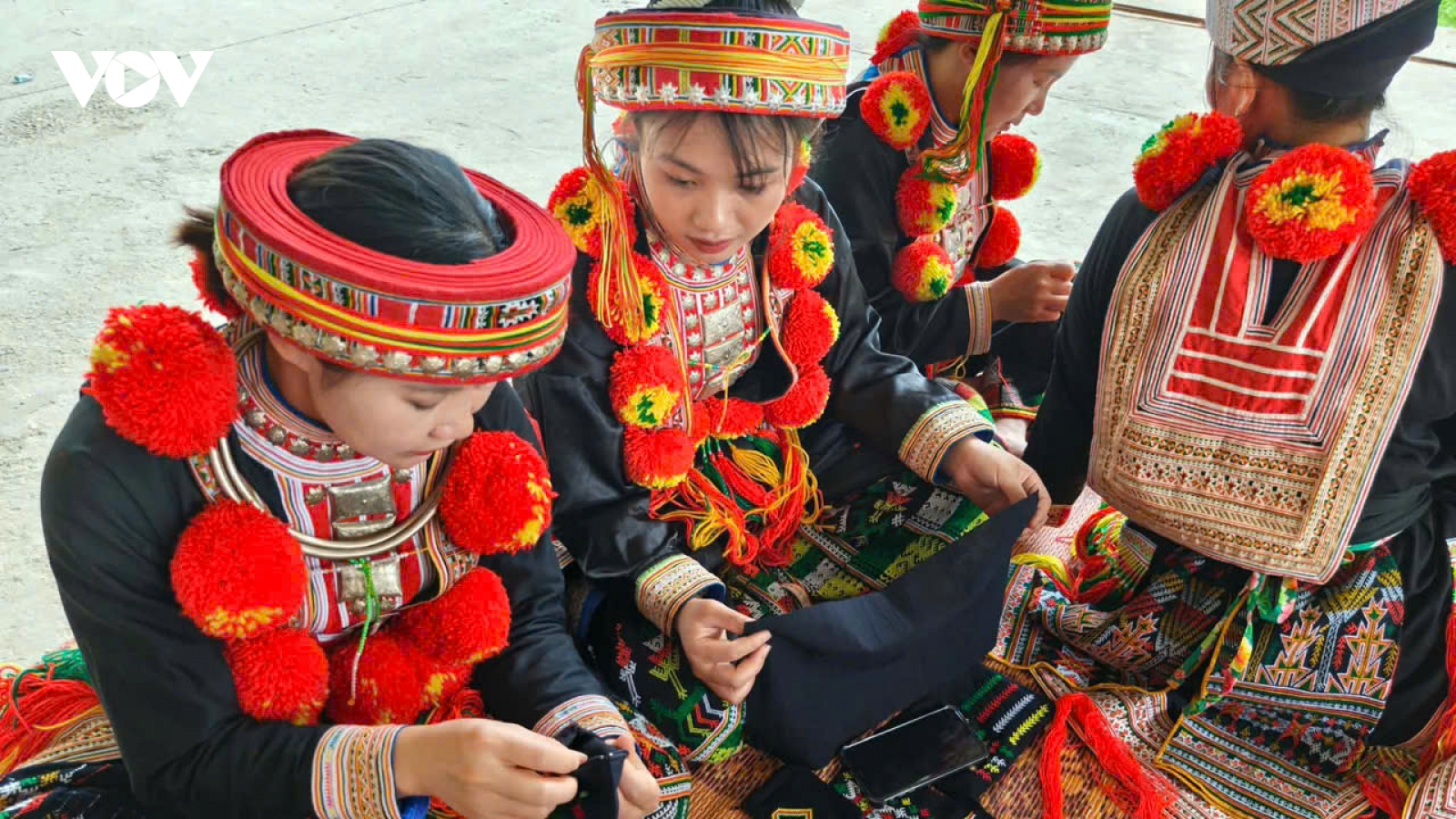 Gìn giữ nghề thêu truyền thống ở bản Dao Yên Thịnh, tỉnh Thái Nguyên