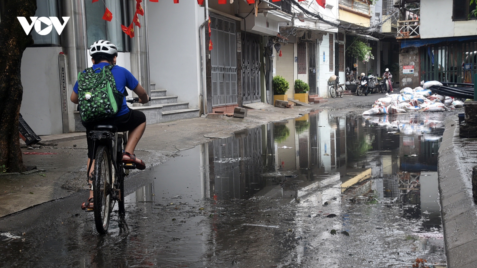 Cận cảnh ngõ 42 Giang Văn Minh sau mưa, người dân xách ủng lội nước vào nhà