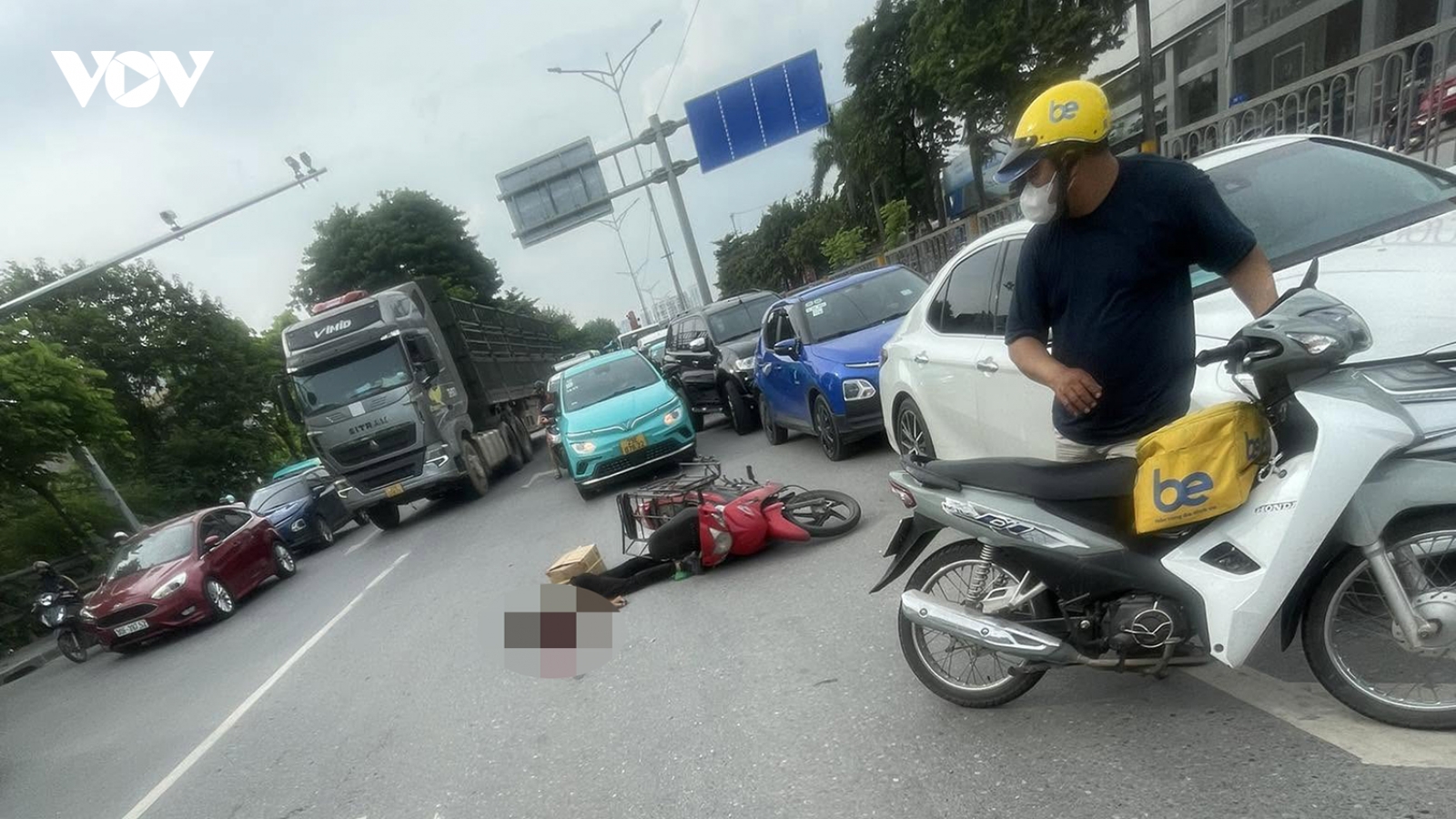 Tìm thân nhân nam tài xế tử vong sau tai nạn giao thông ở đường Ngọc Hồi, Hà Nội