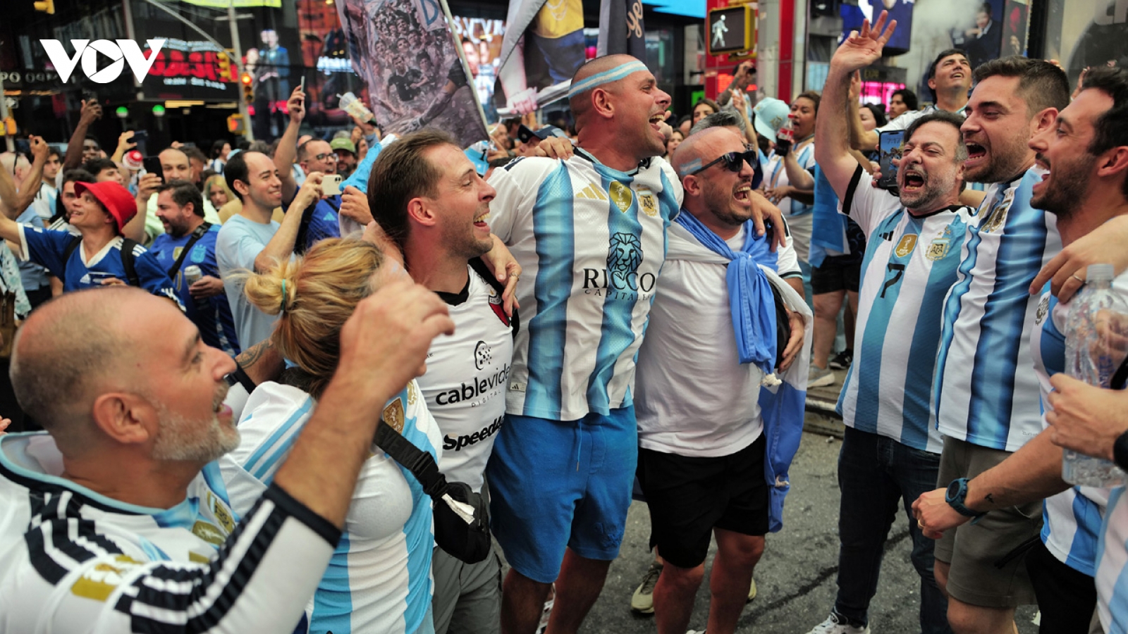 Chung kết World Cup: Sắc màu Argentina phủ kín Quảng trường Thời đại ở New York