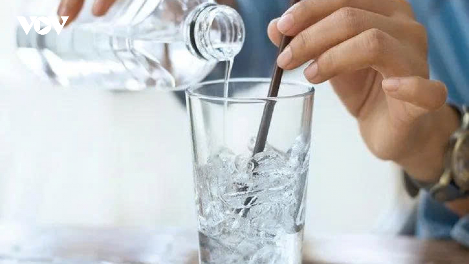 7 lý do bạn nên hạn chế uống nước đá lạnh khi trời nắng nóng