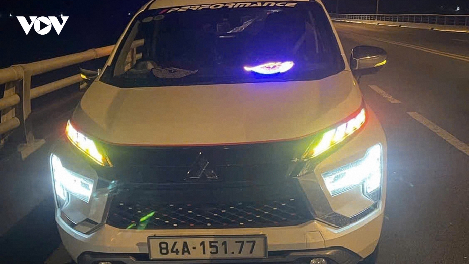 Người đàn ông bỏ lại ô tô 7 chỗ cùng giấy tờ trên cầu ở Vĩnh Long rồi mất tích