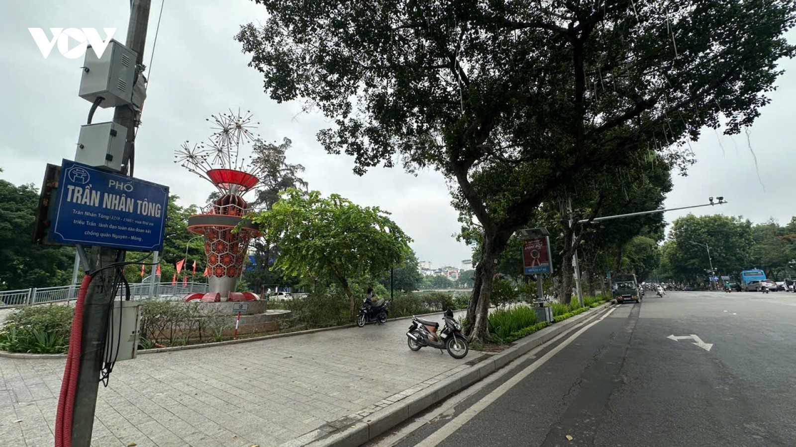 Hè phố Trần Nhân Tông và cổng Công viên Thống Nhất trước khi "thay áo mới"