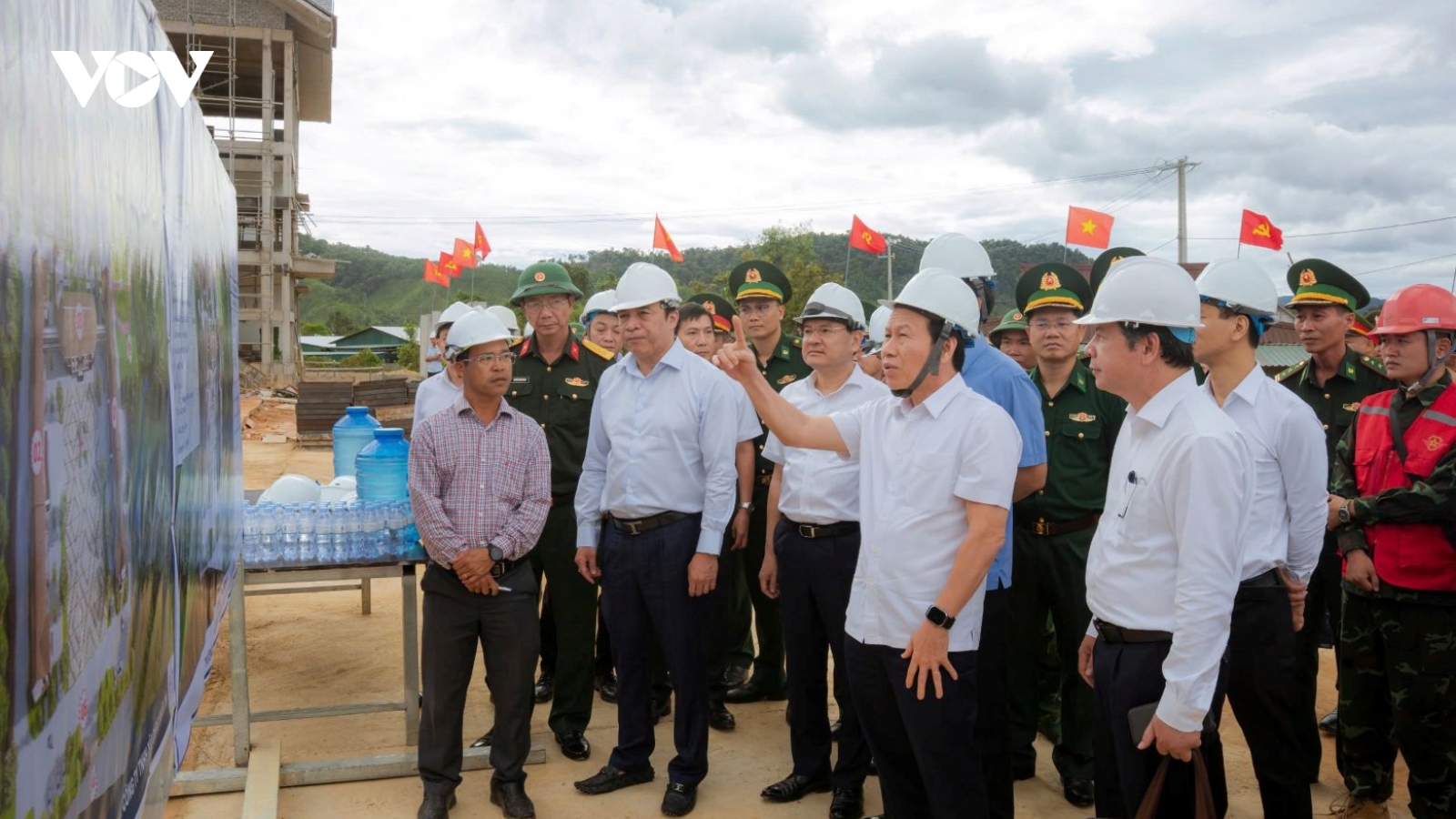 Phó Thủ tướng Lê Tiến Châu kiểm tra tiến độ 2 dự án trường nội trú tại A Lưới