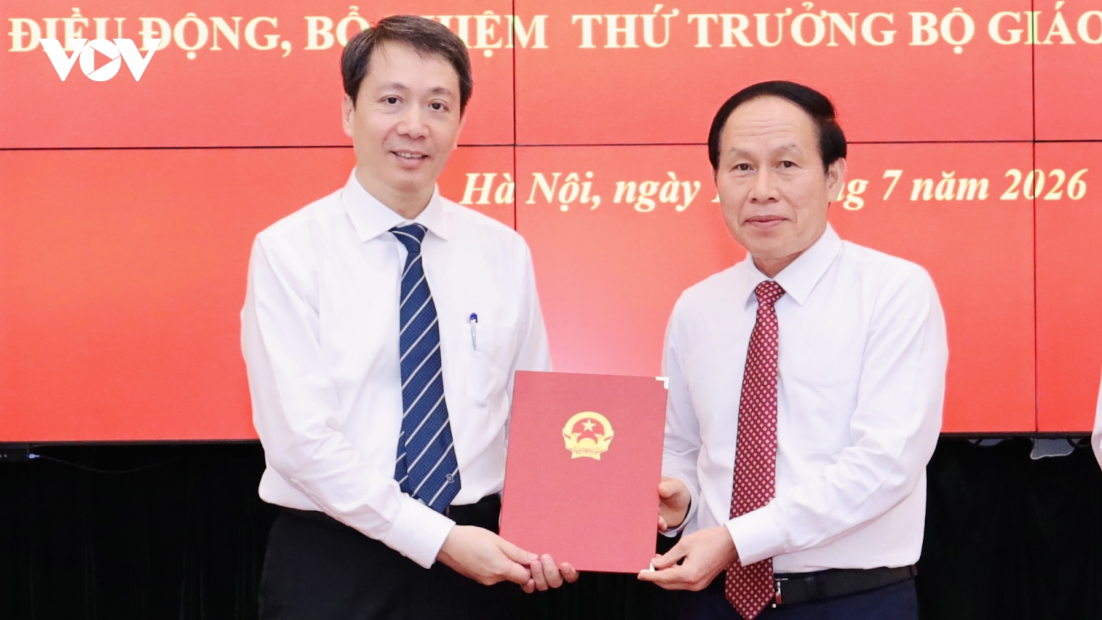 Phó Thủ tướng trao Quyết định điều động, bổ nhiệm hai Thứ trưởng Bộ GD&ĐT