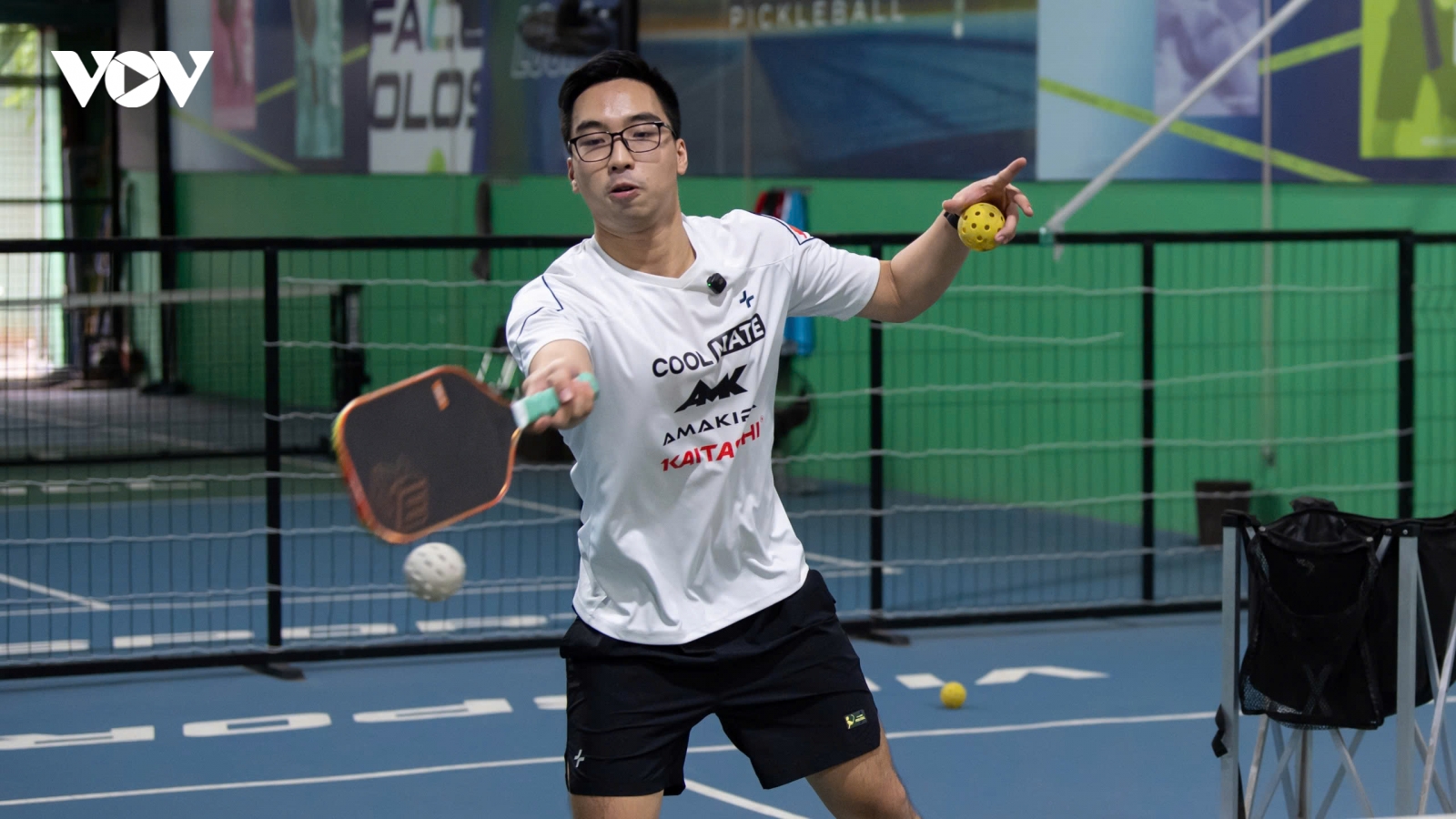 Cách tạo bất ngờ trên vạch bếp với cú Lob Volley trong Pickleball