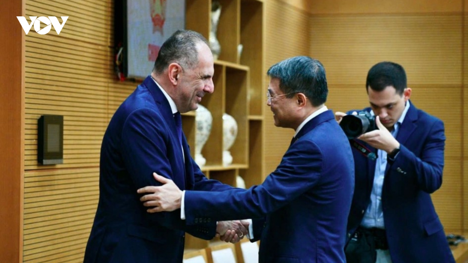 Government leader urges stronger maritime, economic ties with Greece