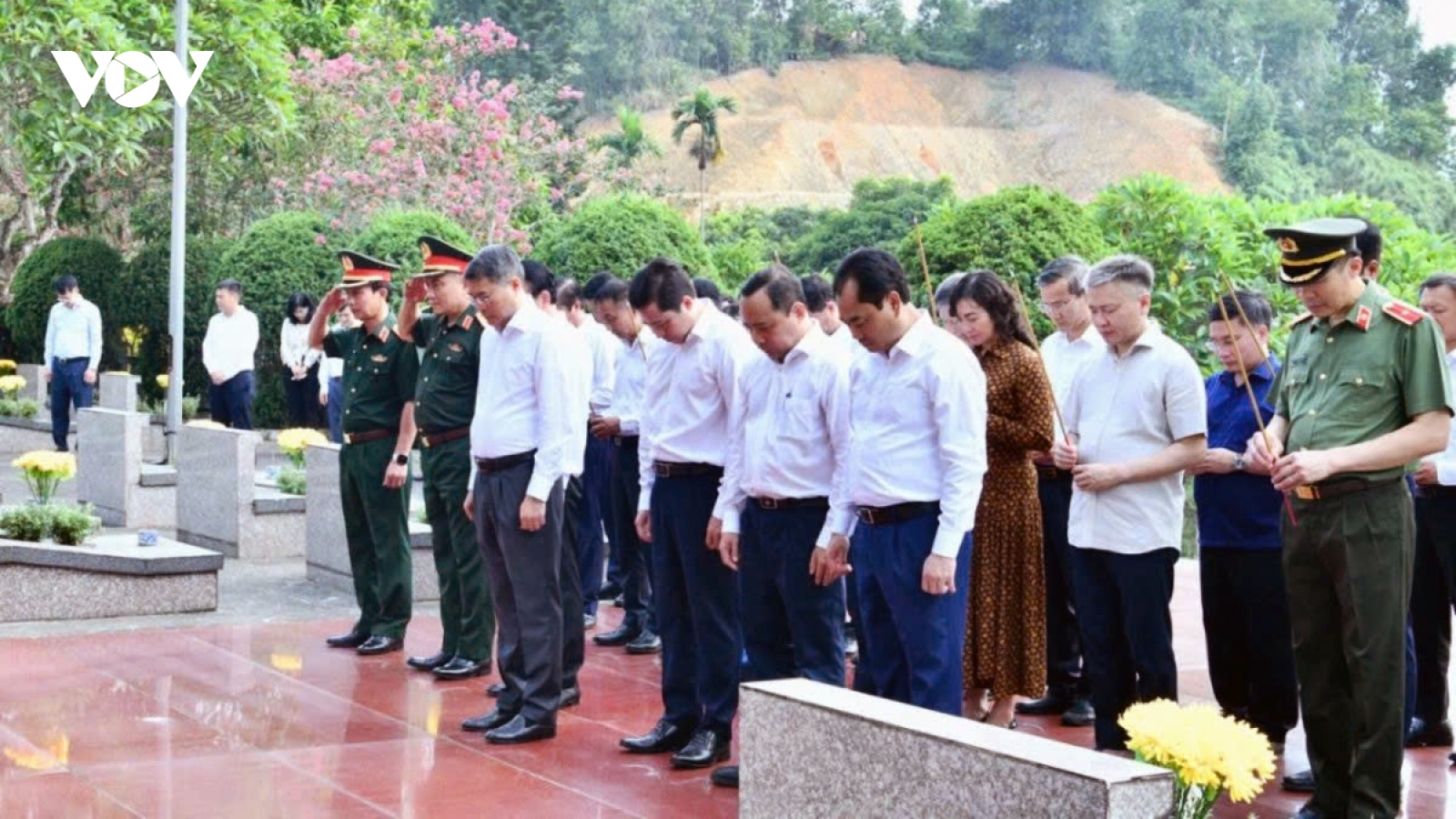 PM pays tribute to fallen soldiers at Lao Cai martyrs' cemetery