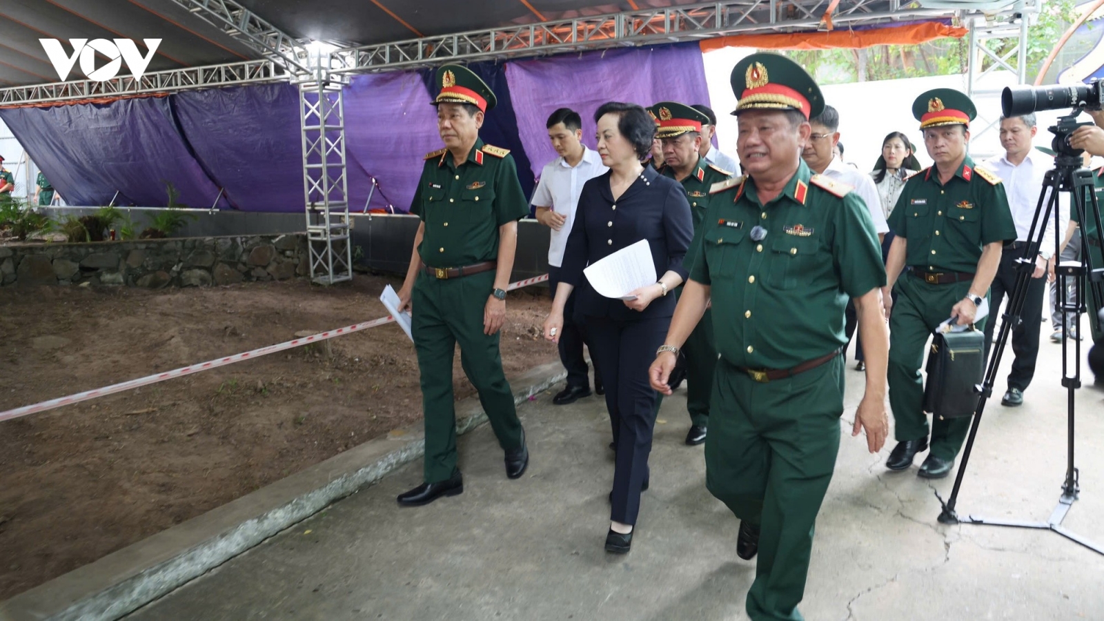 Phó Thủ tướng kiểm tra việc tìm kiếm hài cốt liệt sĩ tại Công viên Lê Thị Riêng