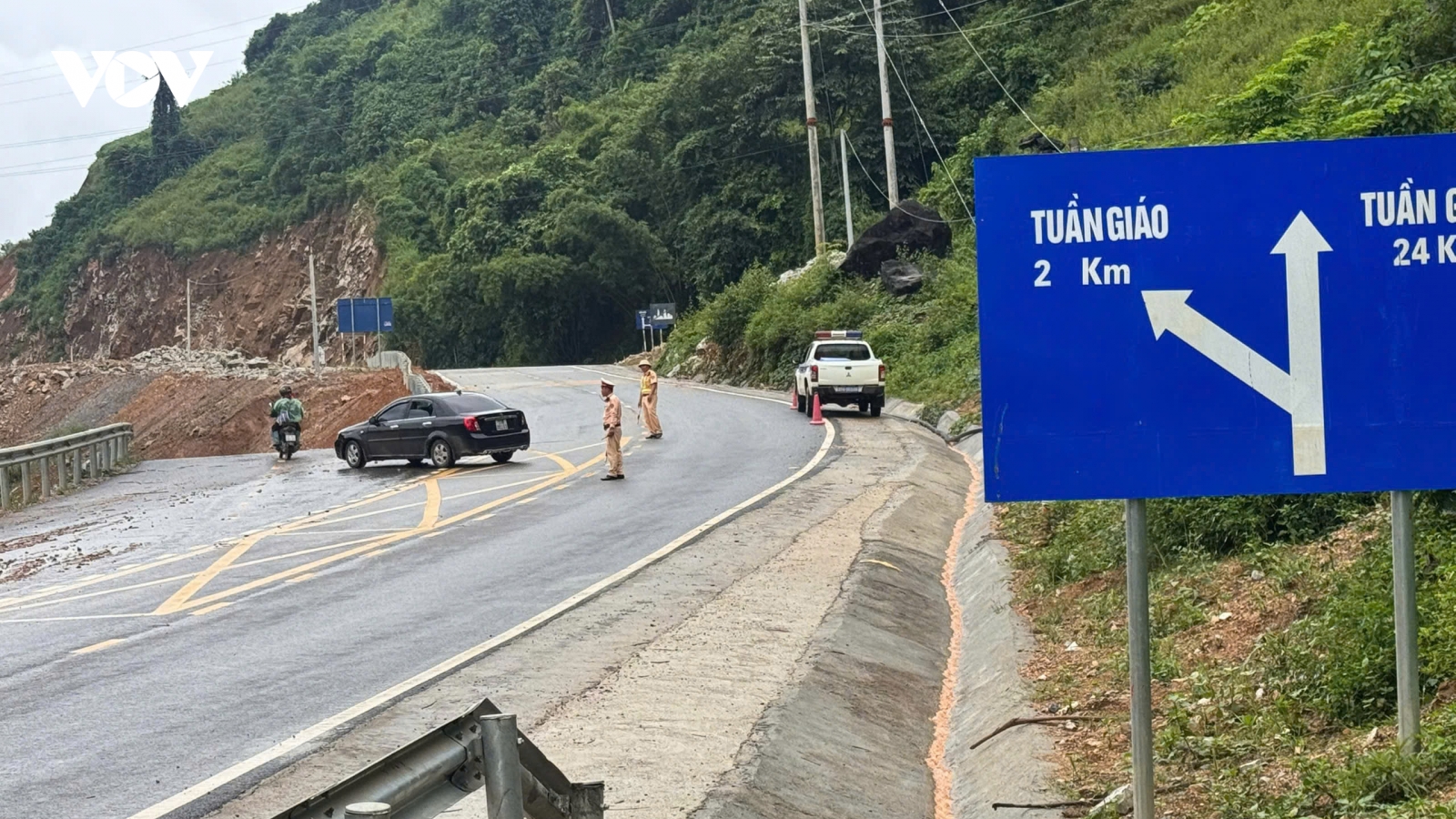 Hoàn lưu bão số 1 gây sạt lở nghiêm trọng trên Quốc lộ 6
