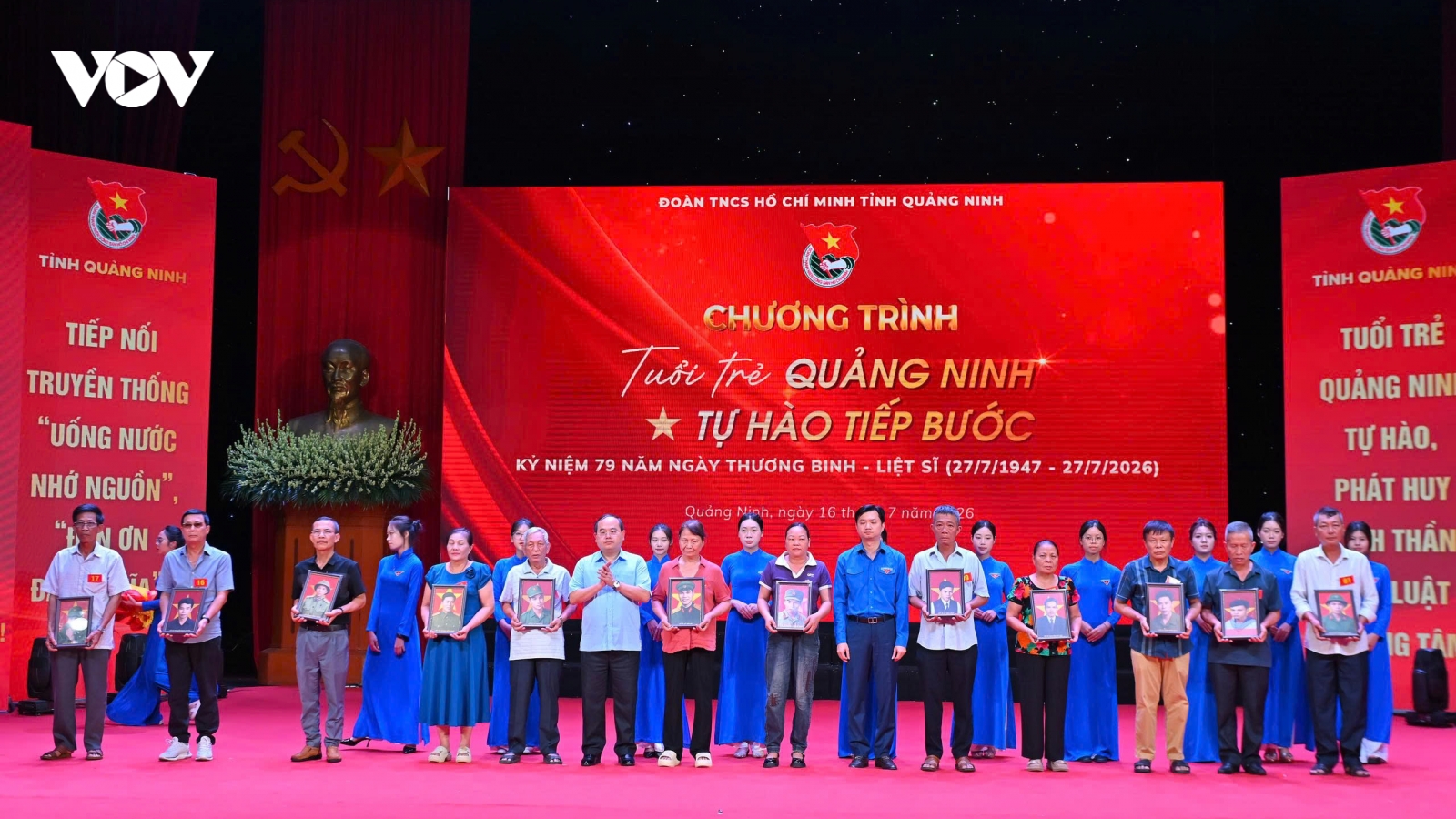Tuổi trẻ Quảng Ninh trao hơn 170 ảnh phục dựng chân dung liệt sĩ cho thân nhân