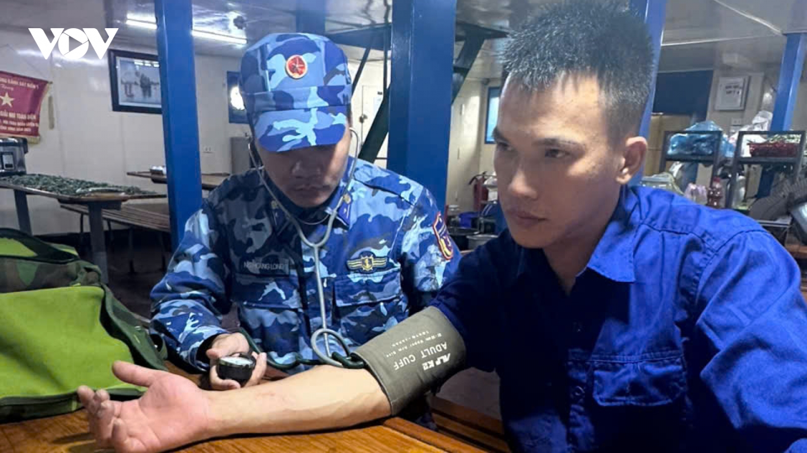 Cảnh sát biển cứu sống ngư dân trôi dạt trên vùng biển Hòn Mê, Thanh Hóa