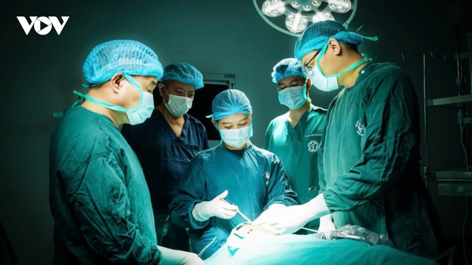 Vượt mưa trắng trời lúc 5h, bác sĩ chạy đua "giờ vàng" giữ khuôn mặt bệnh nhân