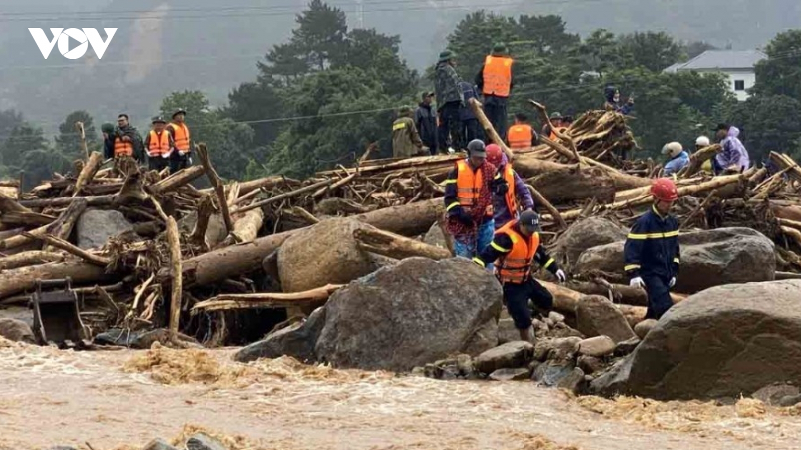 Northern provinces rush to locate missing persons, address severe flood damage