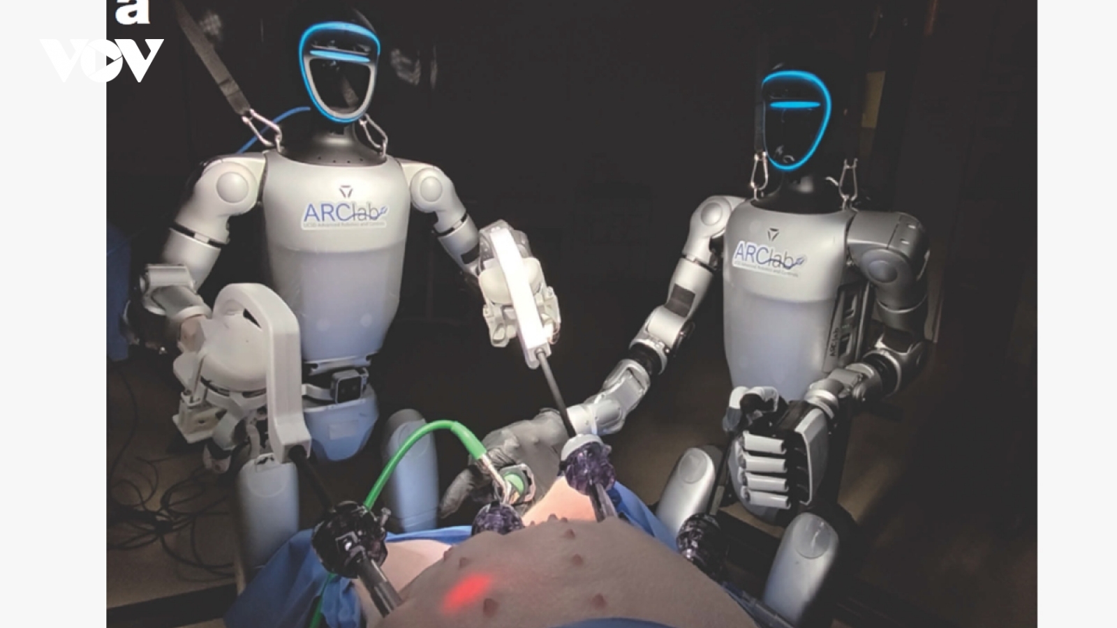 Mỹ dùng robot hình người của Trung Quốc thực hiện ca phẫu thuật lợn sống