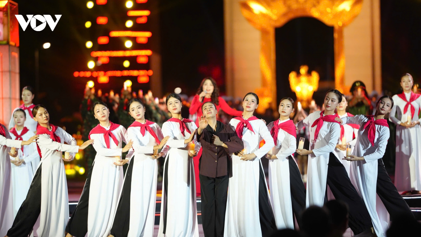 Xúc động cầu truyền hình "Sao sáng dẫn đường" tri ân các anh hùng liệt sĩ