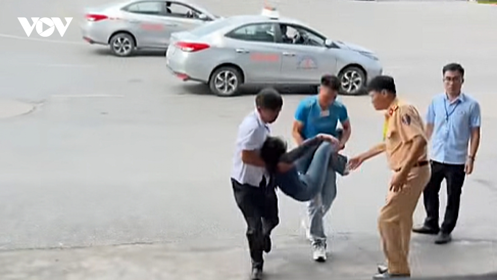 Kịp thời sơ cứu học viên bị ngất sau phần thi lái xe trong hình ở Nghệ An