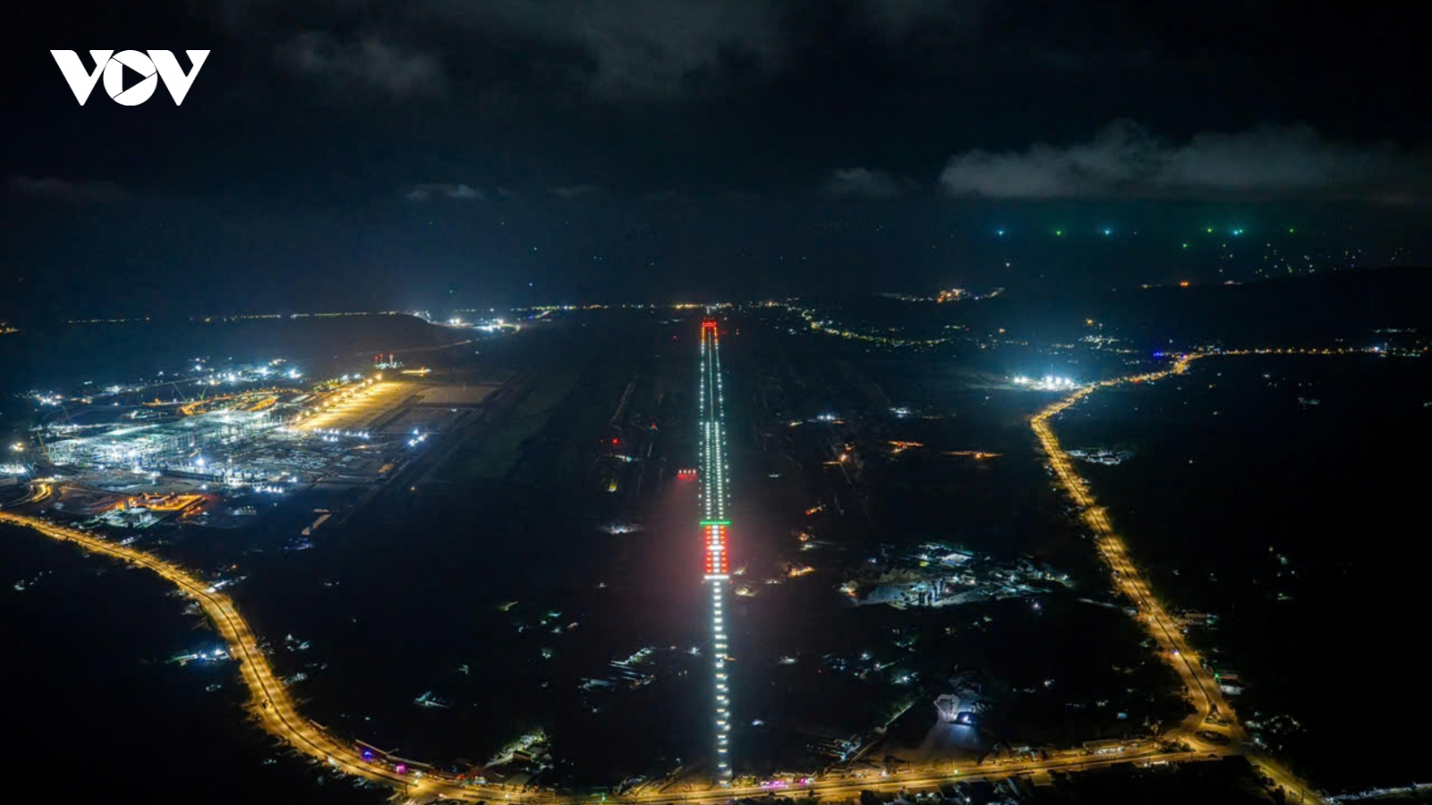 Đường băng số 2 sân bay Phú Quốc dài 3.300m bừng sáng trước chuyến bay hiệu chuẩn