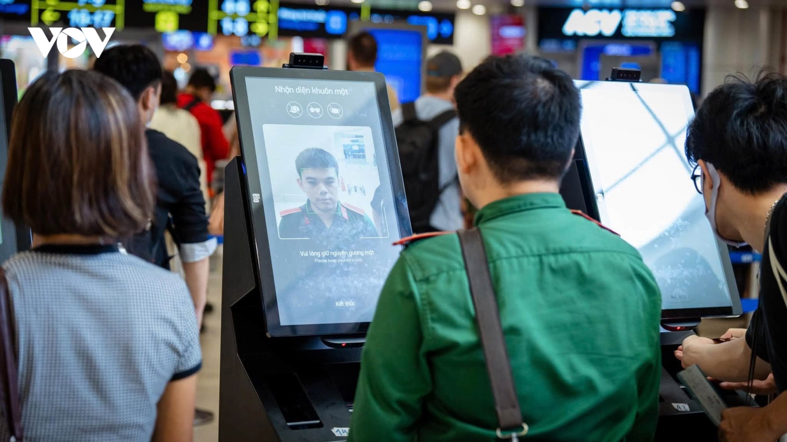 Sân bay Nội Bài triển khai kiosk sinh trắc học, rút ngắn thời gian check-in