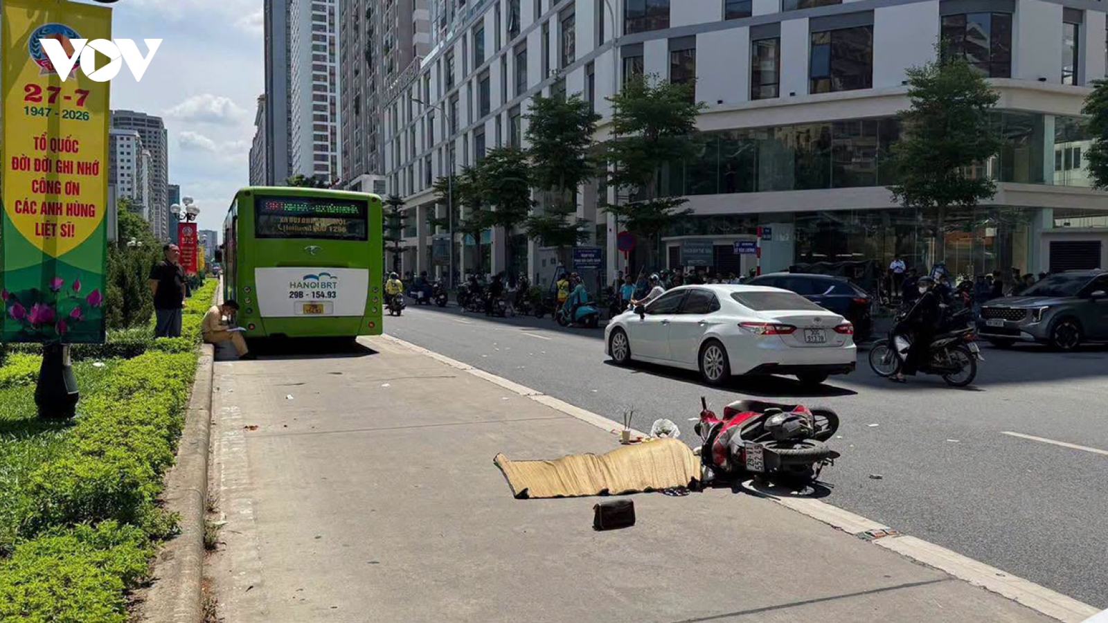 Va chạm giữa xe buýt và xe máy trên đường Lê Văn Lương, một phụ nữ tử vong