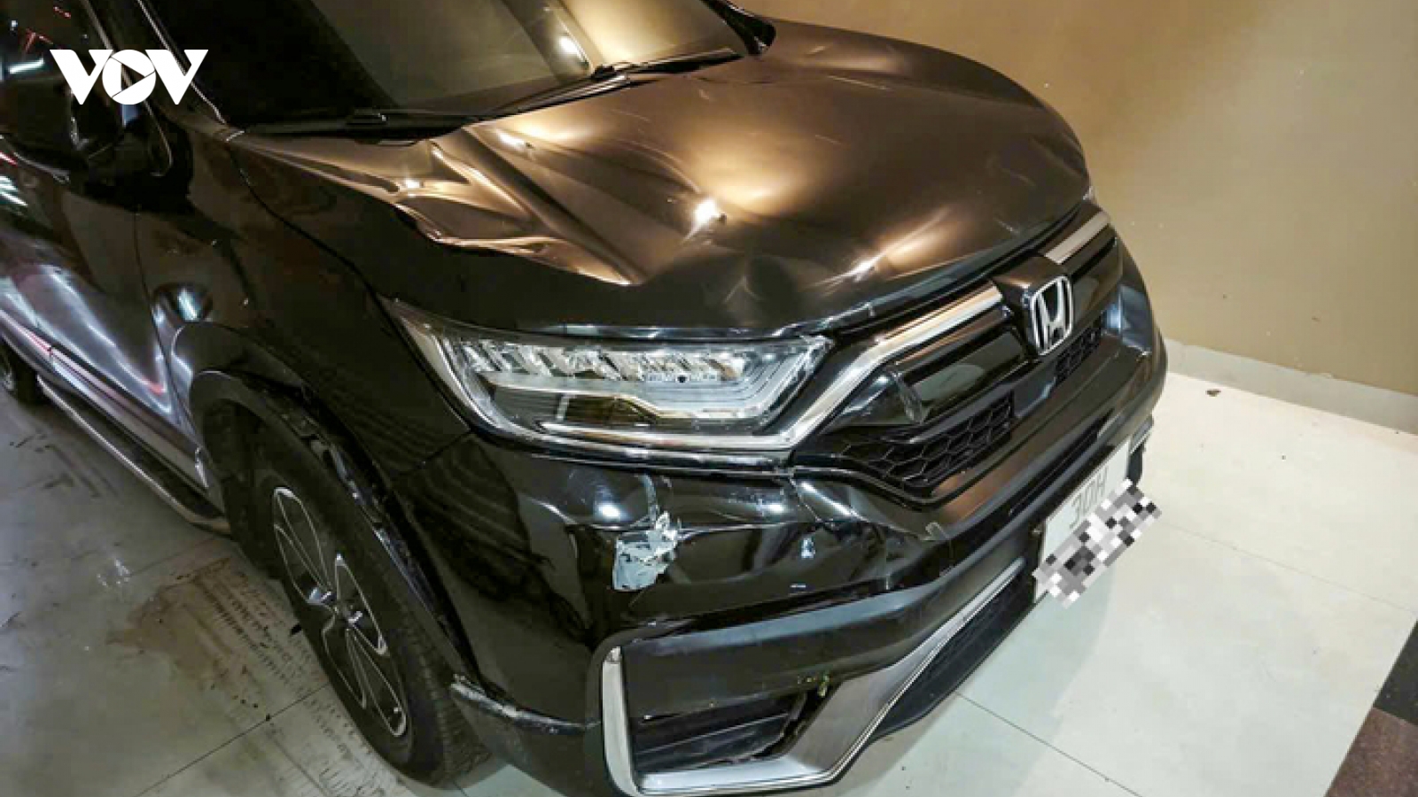 Xác minh tài xế ô tô lao lên vỉa hè tông 2 người rồi rời khỏi hiện trường