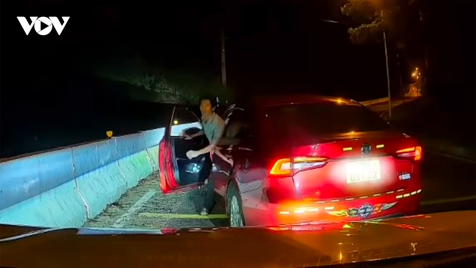 Chặn đầu ô tô trong đêm để đe dọa, tài xế bị xử phạt